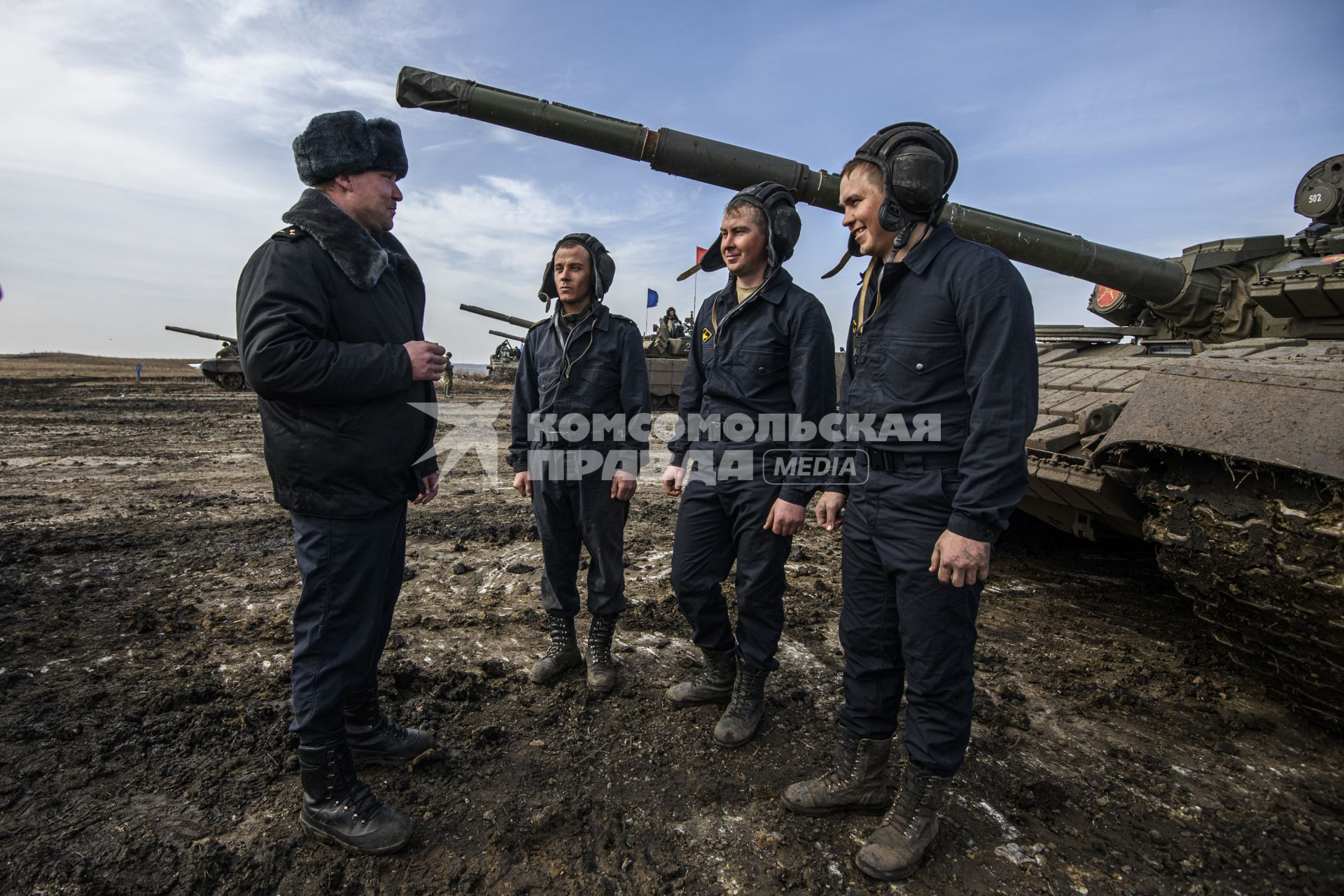 армия военные военнослужащие танковый биатлон полигон соревнования  Танк Т-72Б3 грязь танкист экипаж инструктаж