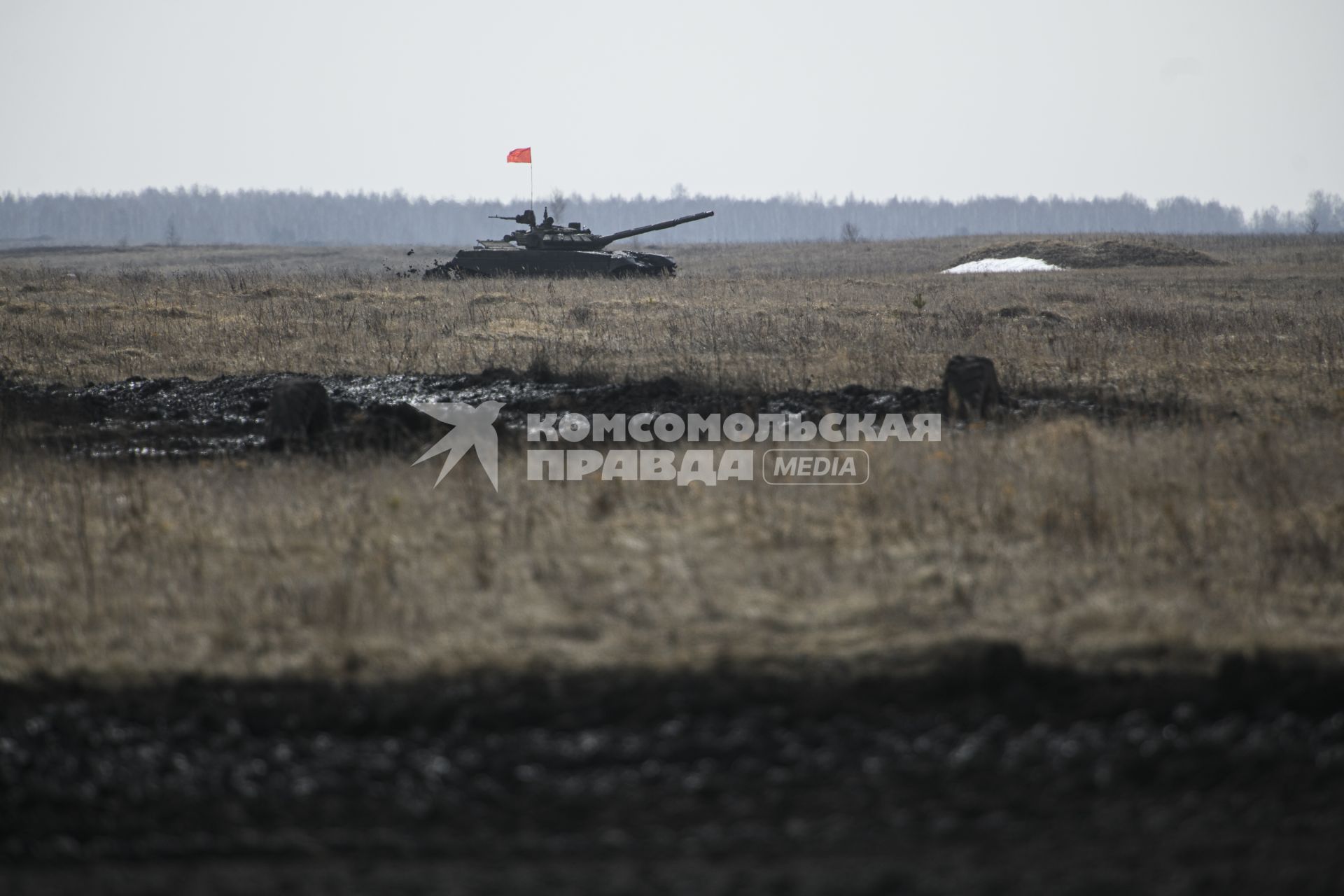 армия военные военнослужащие танковый биатлон полигон соревнования  Танк Т-72Б3 грязь