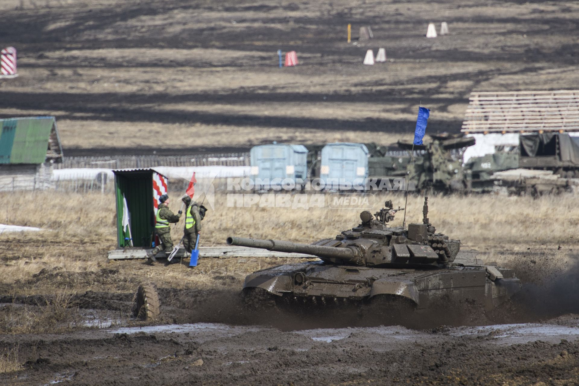 армия военные военнослужащие танковый биатлон полигон соревнования  Танк Т-72Б3 грязь