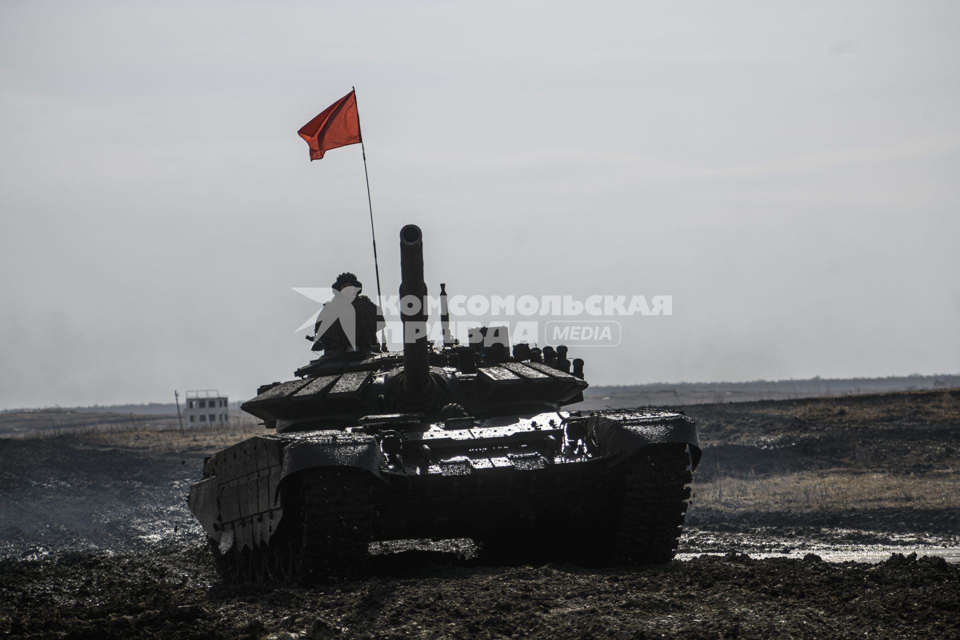 армия военные военнослужащие танковый биатлон полигон соревнования  Танк Т-72Б3 грязь танкист экипаж