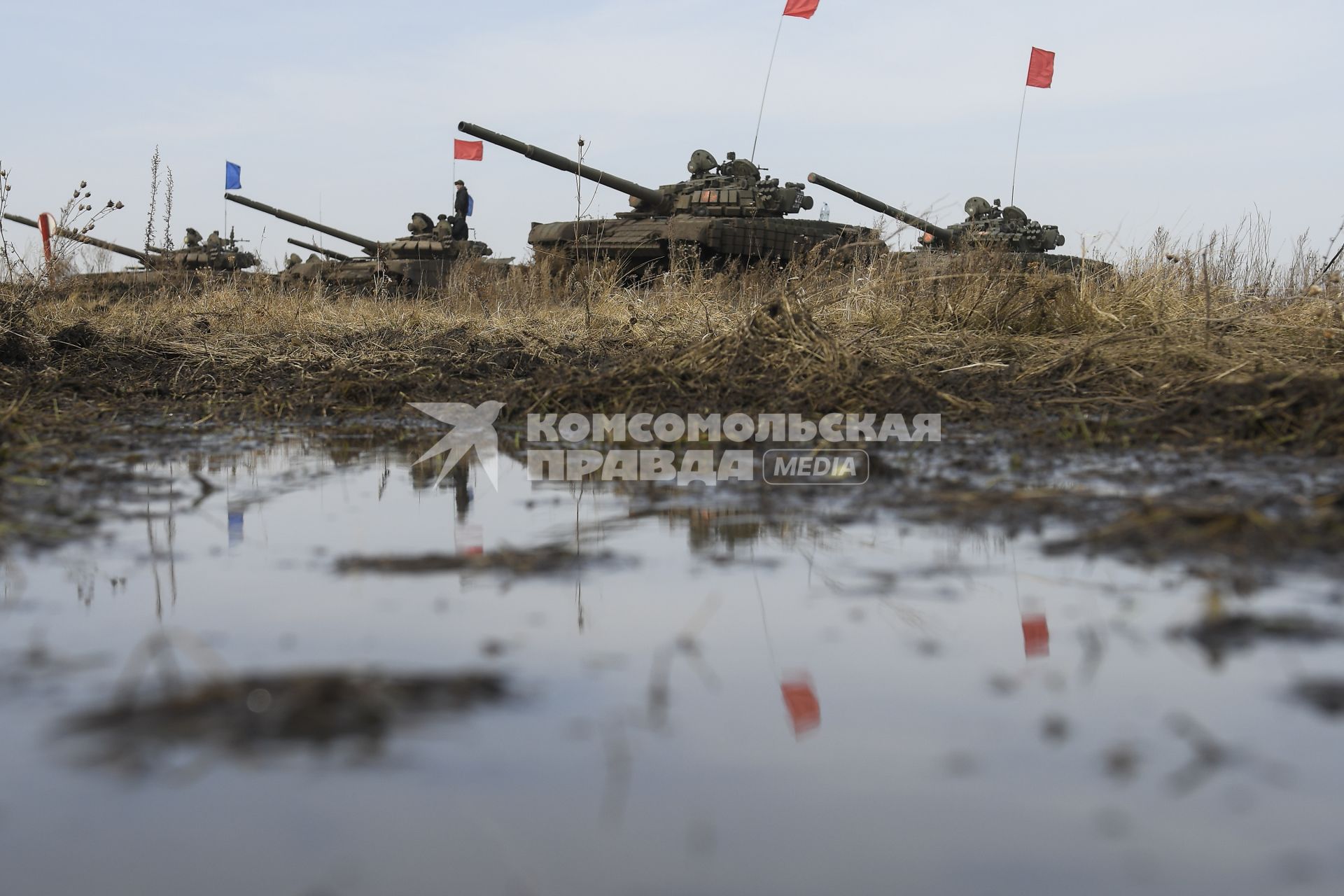 армия военные военнослужащие танковый биатлон полигон соревнования  Танк Т-72Б3 грязь