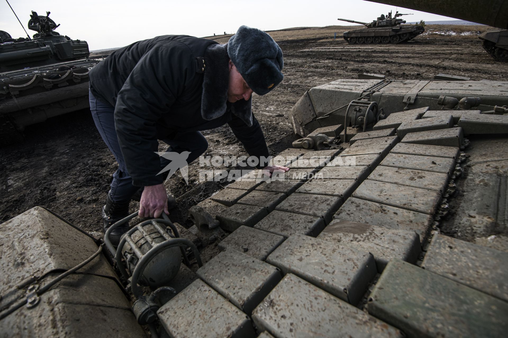 армия военные военнослужащие танковый биатлон полигон соревнования  Танк Т-72Б3 грязь танкист экипаж