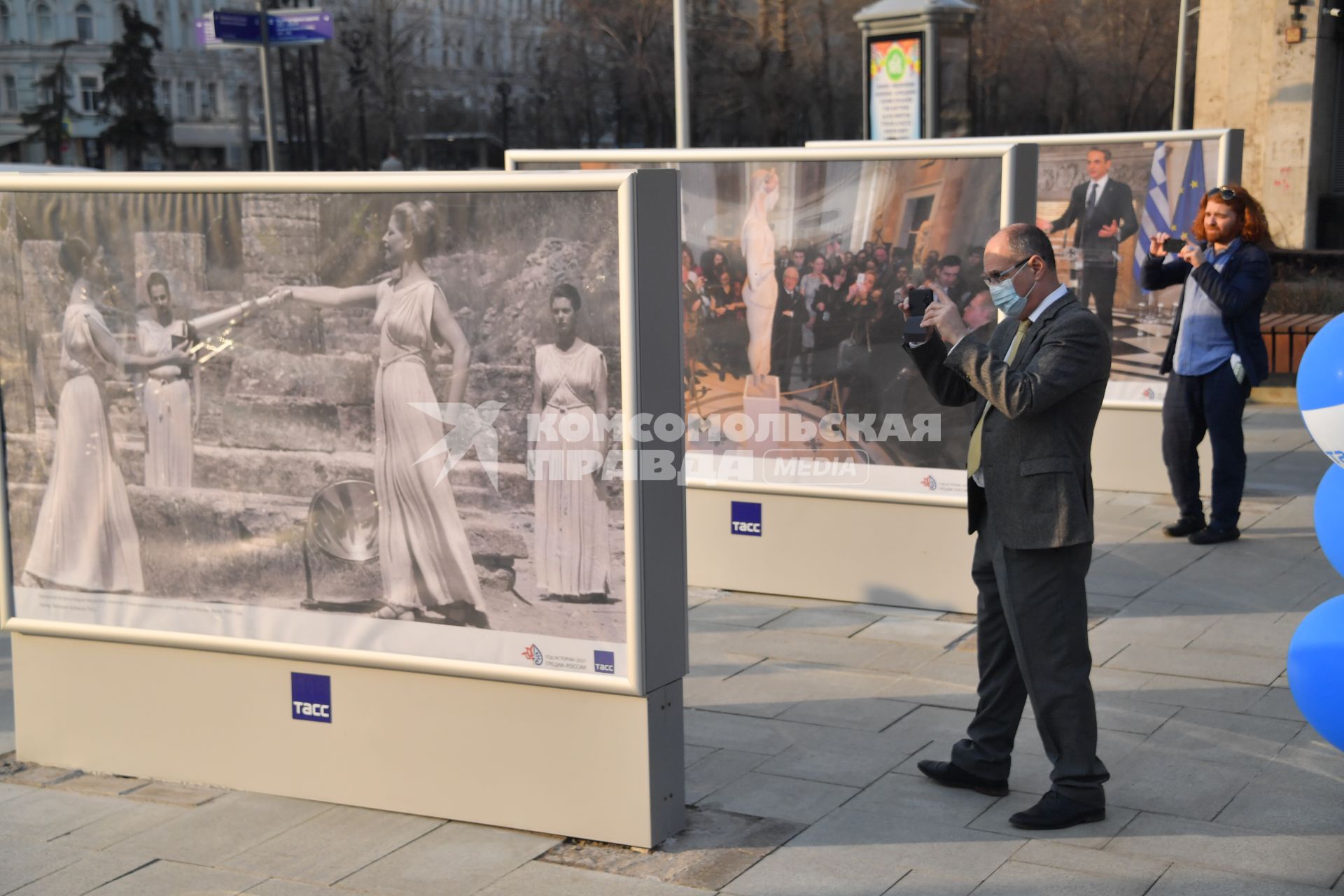 Москва. Фотовыставка агентства ТАСС на Тверском бульваре, посвященная празднованию в этом году 200-летия со дня независимости Греческой Республики.