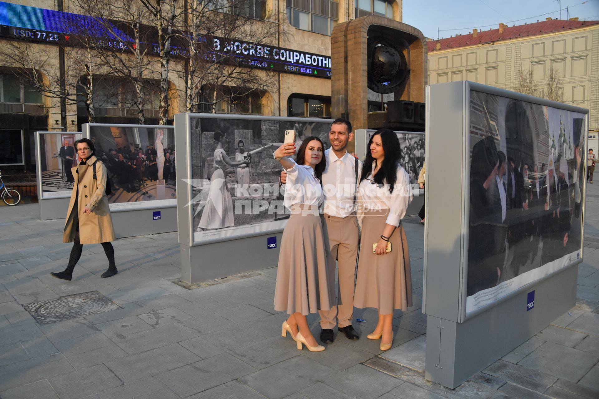 Москва. Фотовыставка агентства ТАСС на Тверском бульваре, посвященная празднованию в этом году 200-летия со дня независимости Греческой Республики.