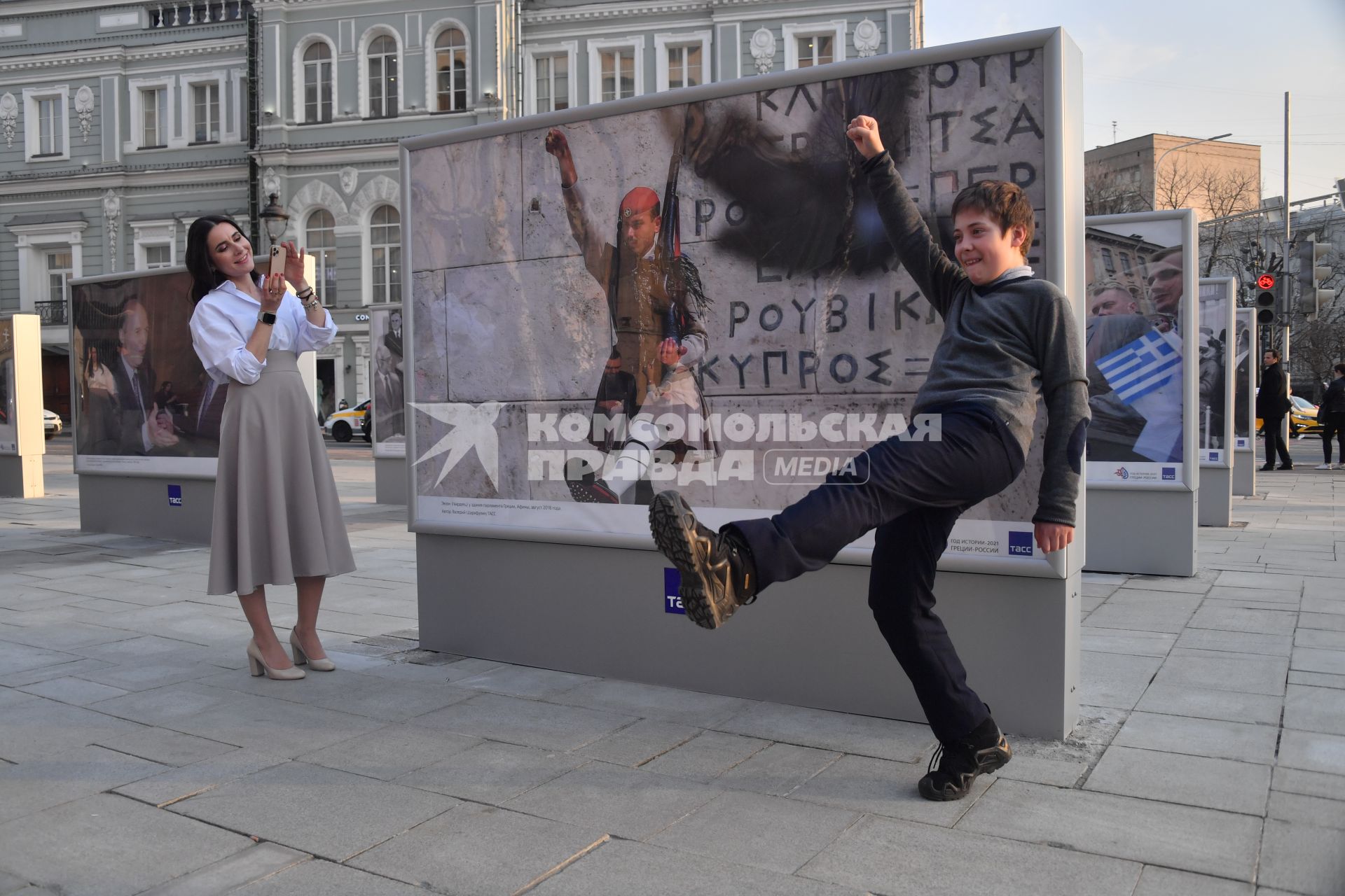 Москва. Фотовыставка агентства ТАСС на Тверском бульваре, посвященная празднованию в этом году 200-летия со дня независимости Греческой Республики.