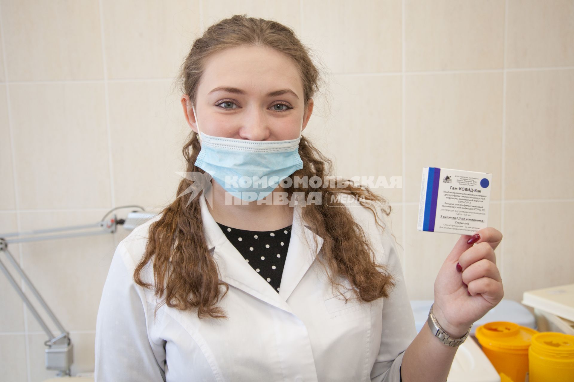 Пермь.  Медсестра показывает упаковку с вакциной `Гам-Ковид-Вак` от коронавирусной инфекции в поликлинике