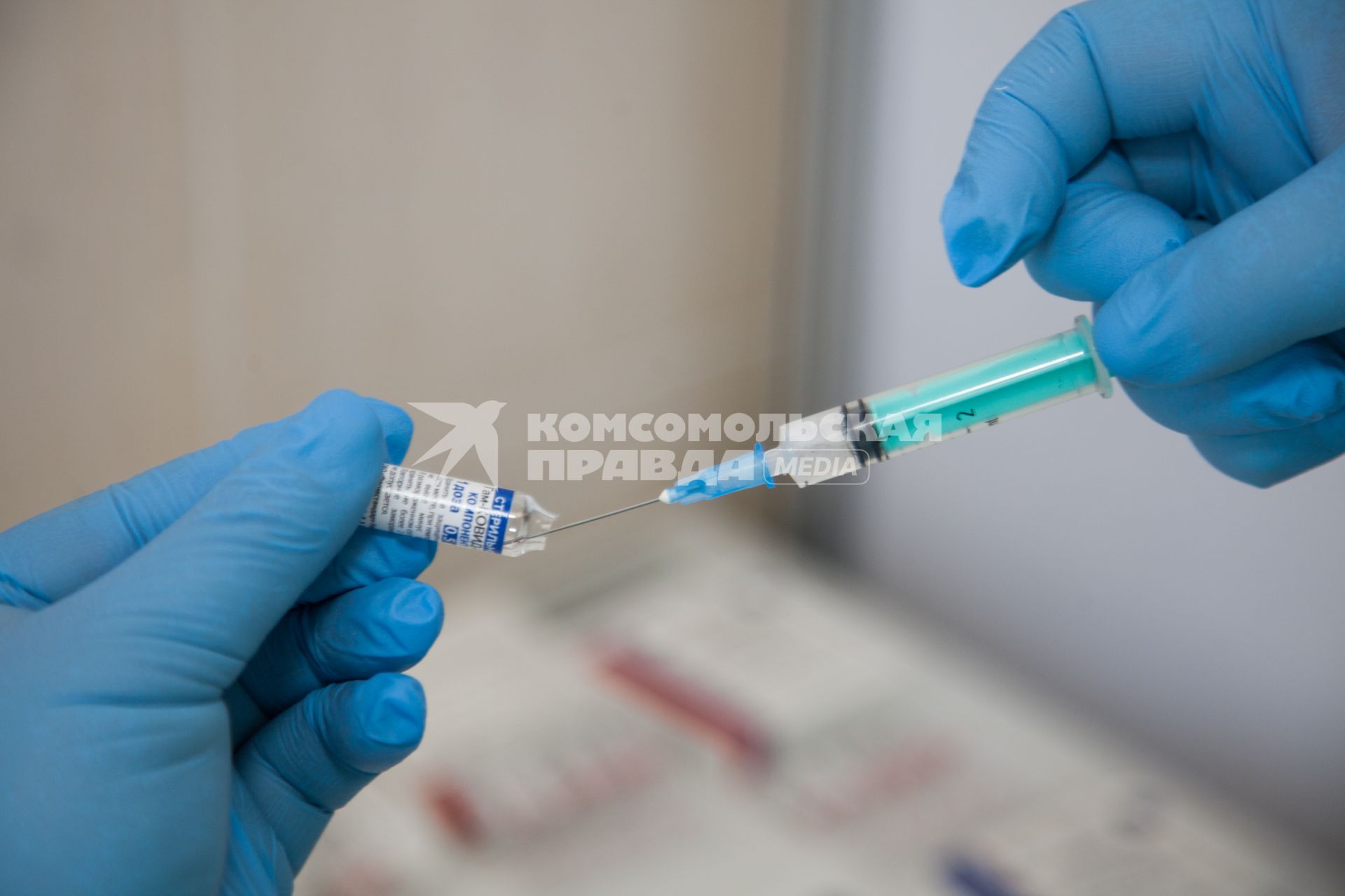 Пермь.  Медсестра набирает в шприц вакцину `Гам-Ковид-Вак` от коронавирусной инфекции в поликлинике.