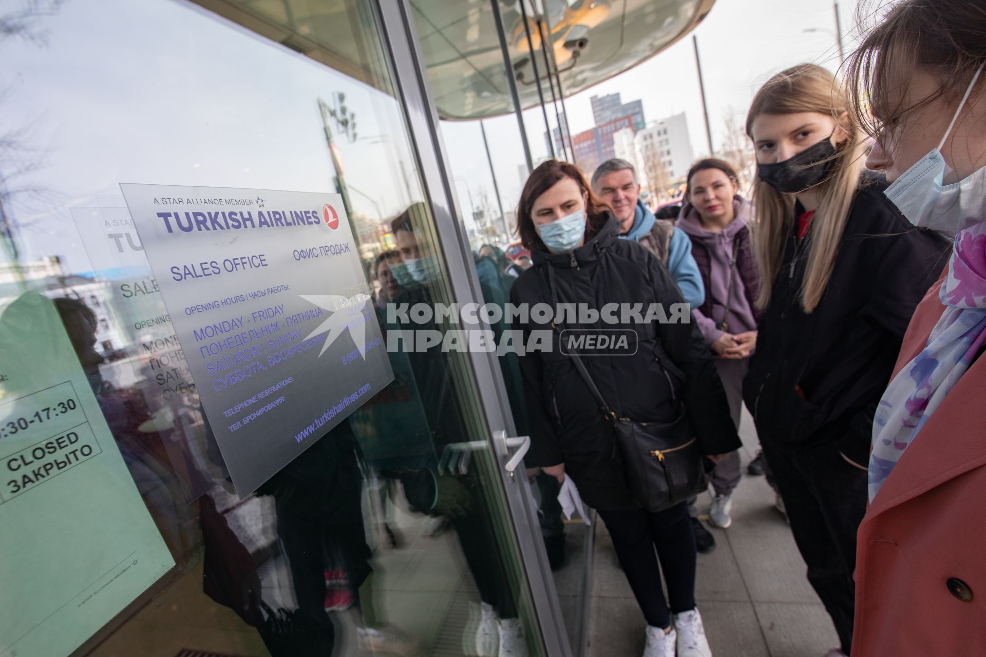 Москва. Очередь у московского офиса Turkish Airlines в бизнес-центре Wall Street.