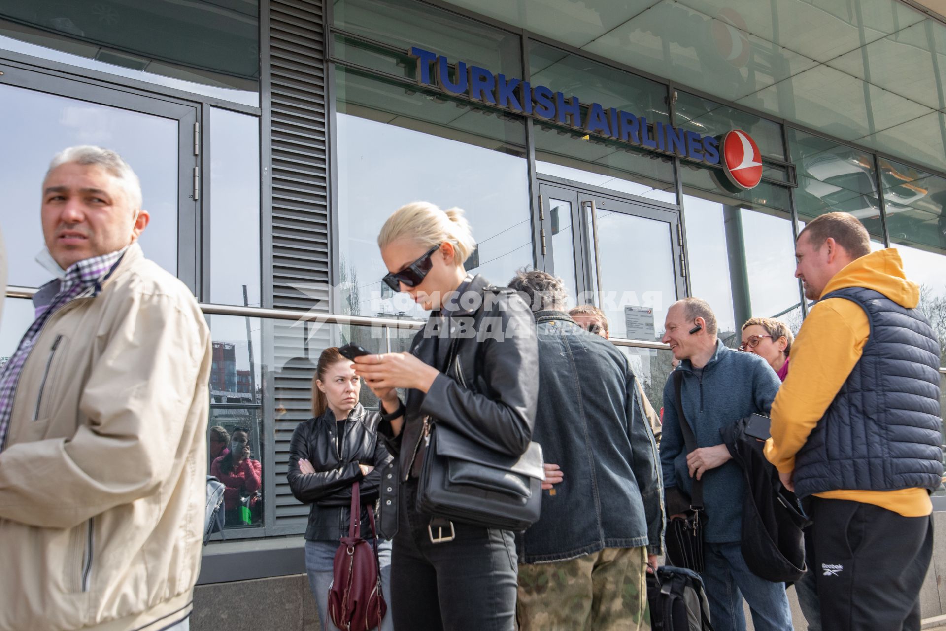 Москва. Очередь у московского офиса Turkish Airlines в бизнес-центре Wall Street.