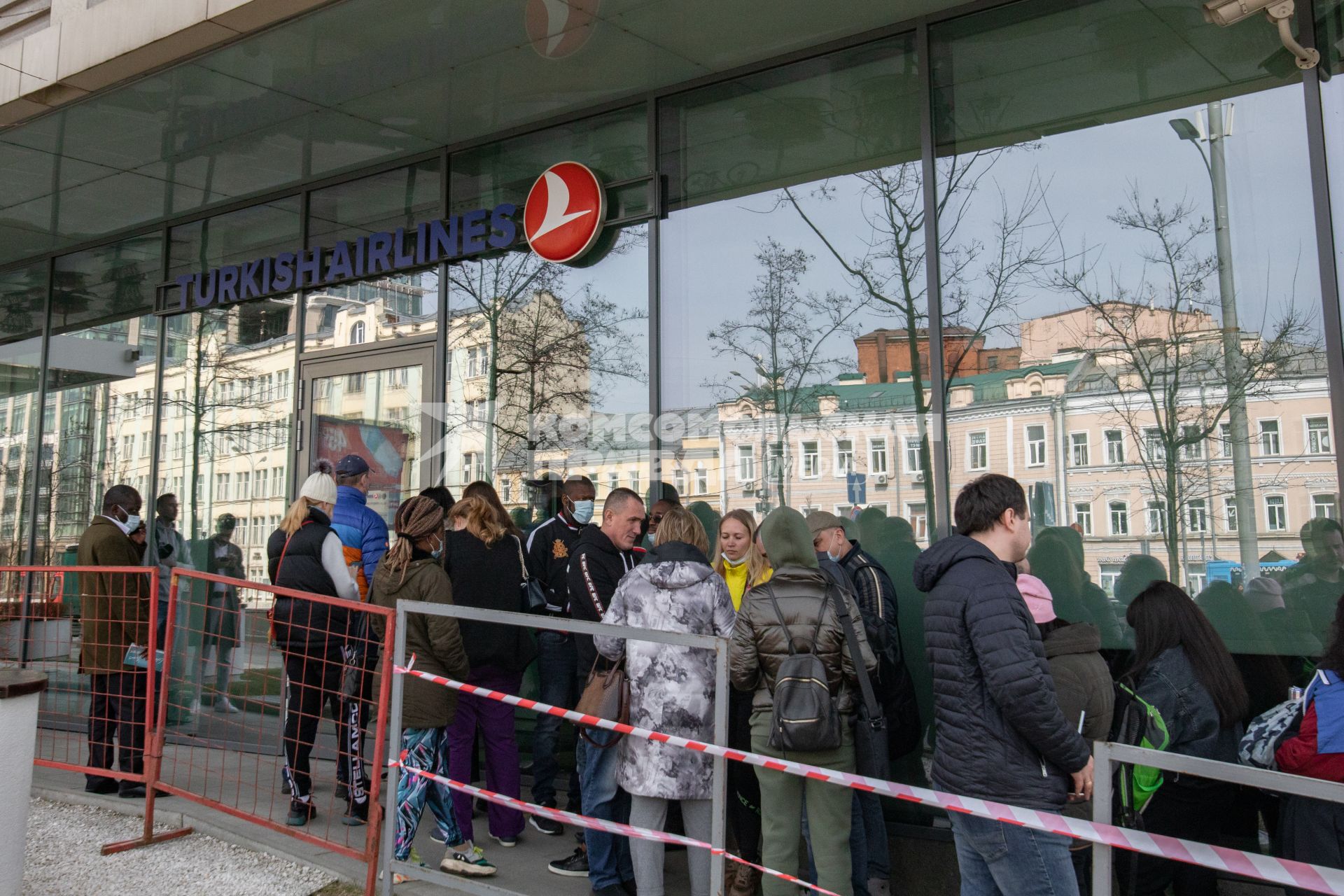 Москва. Очередь у московского офиса Turkish Airlines в бизнес-центре Wall Street.