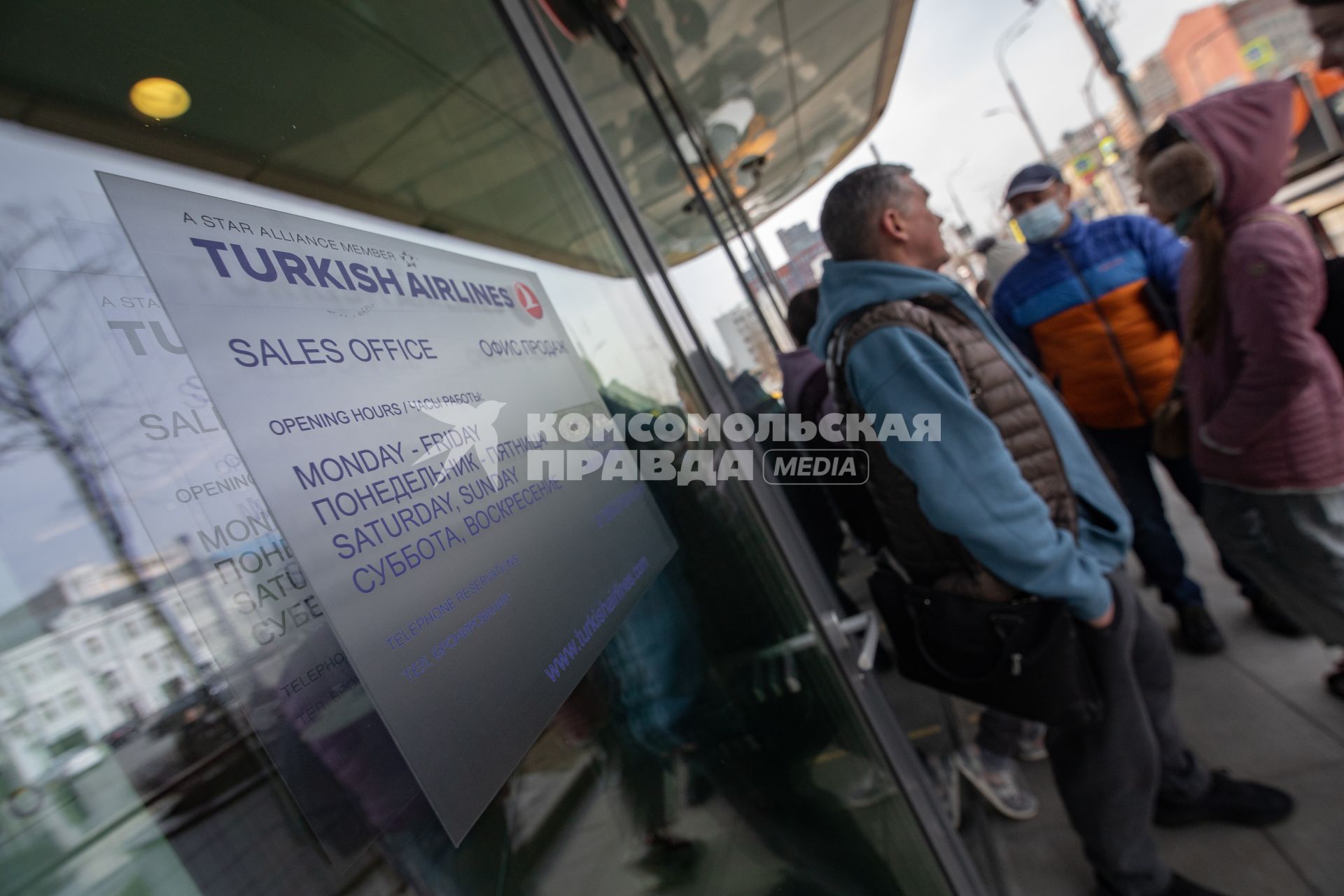 Москва. Очередь у московского офиса Turkish Airlines в бизнес-центре Wall Street.