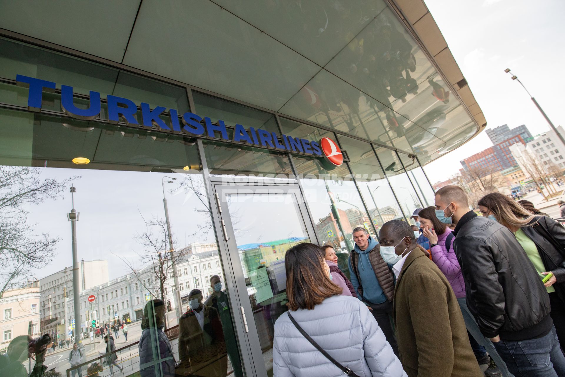 Москва. Очередь у московского офиса Turkish Airlines в бизнес-центре Wall Street.