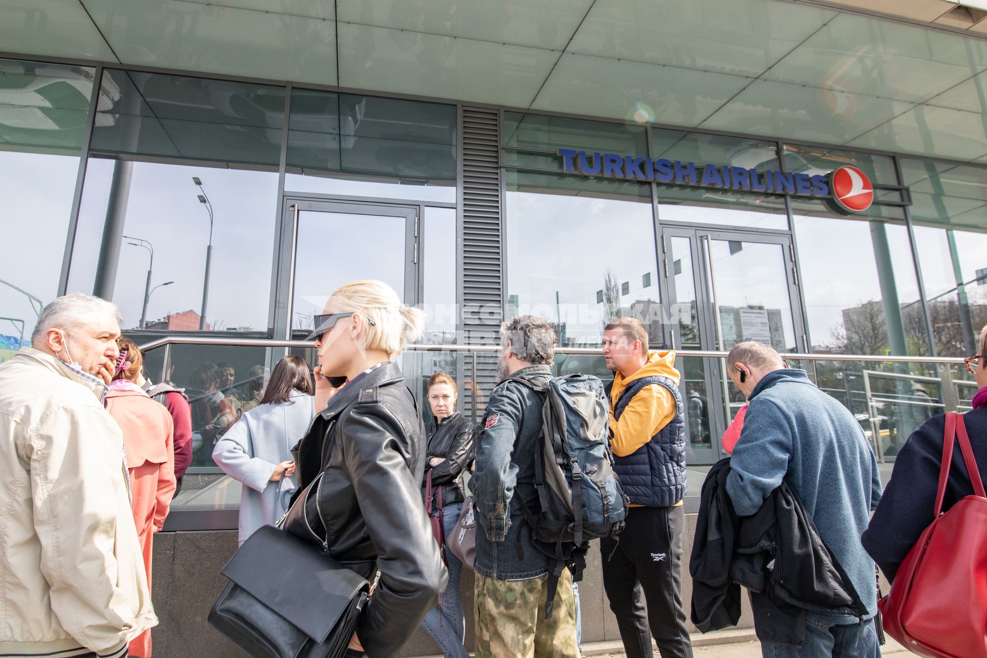 Москва. Очередь у московского офиса Turkish Airlines в бизнес-центре Wall Street.