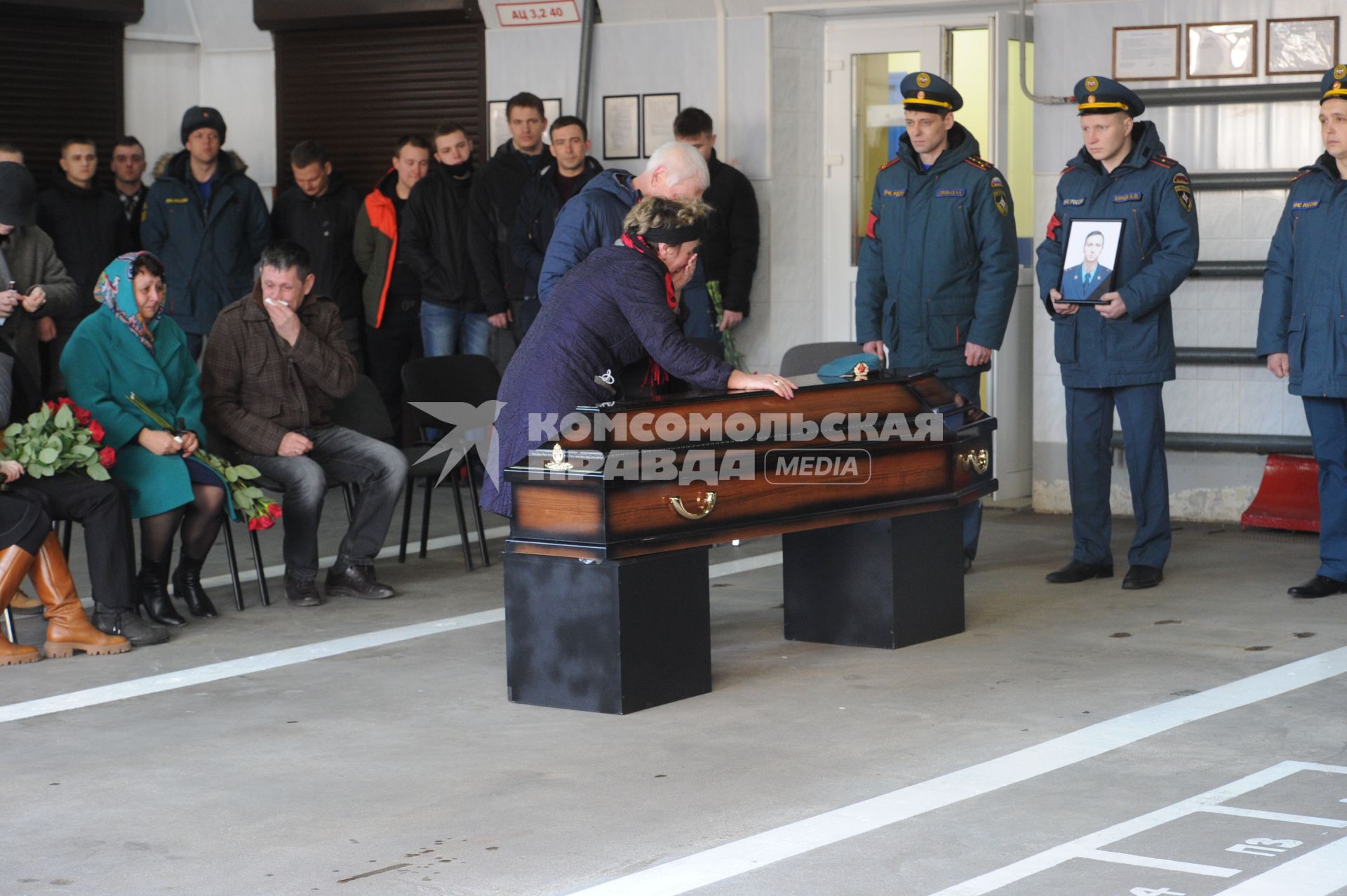 Санкт-Петербург. Во время церемонии прощания c командиром отделения пожарно-спасательной части #64 Ильей Белецким, погибшим  при тушении пожара в здании фабрики `Невская мануфактура`.