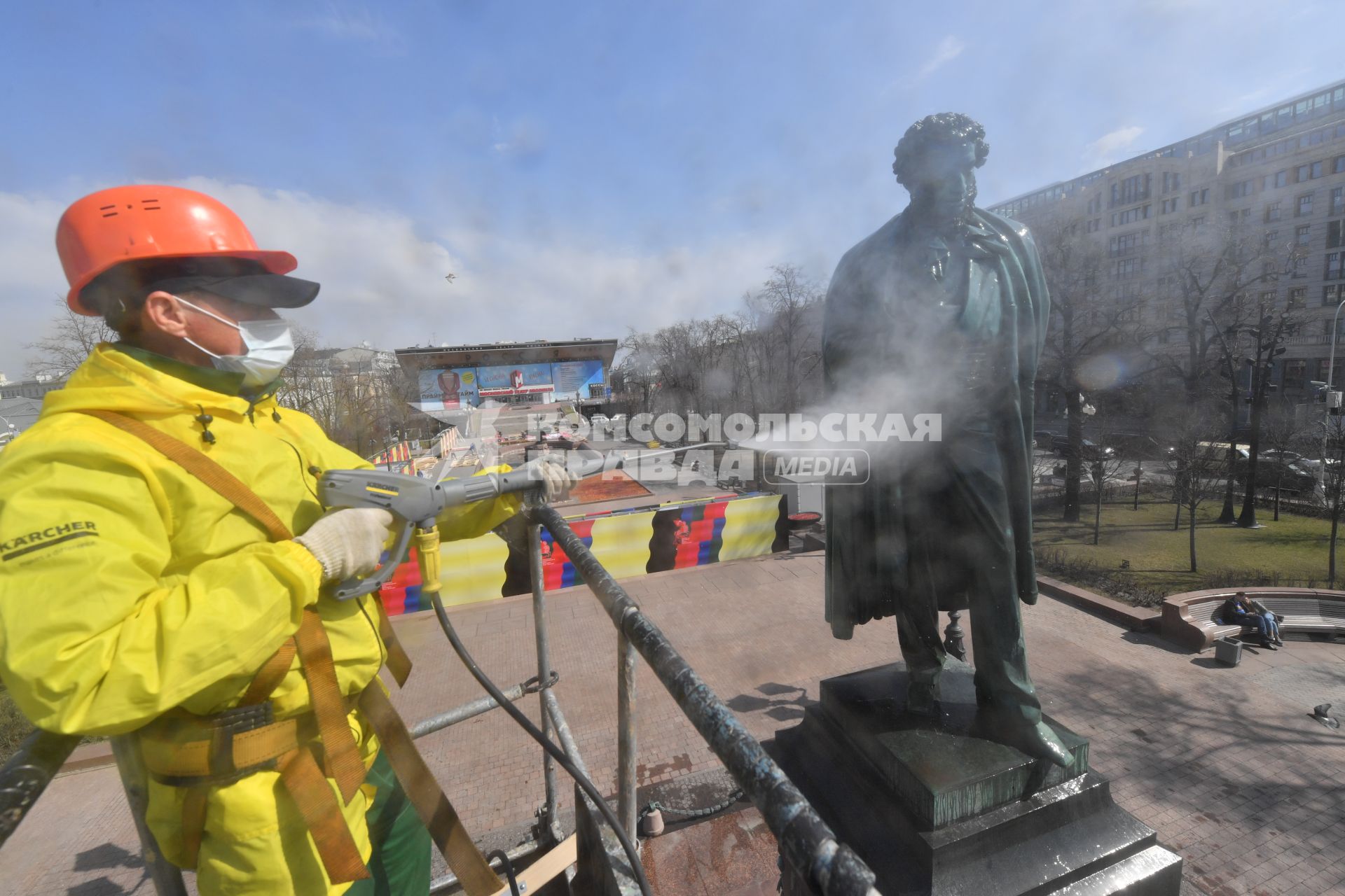 Москва. Сотрудник коммунальной службы во время промывки памятника Александру Пушкину на Пушкинской площади.