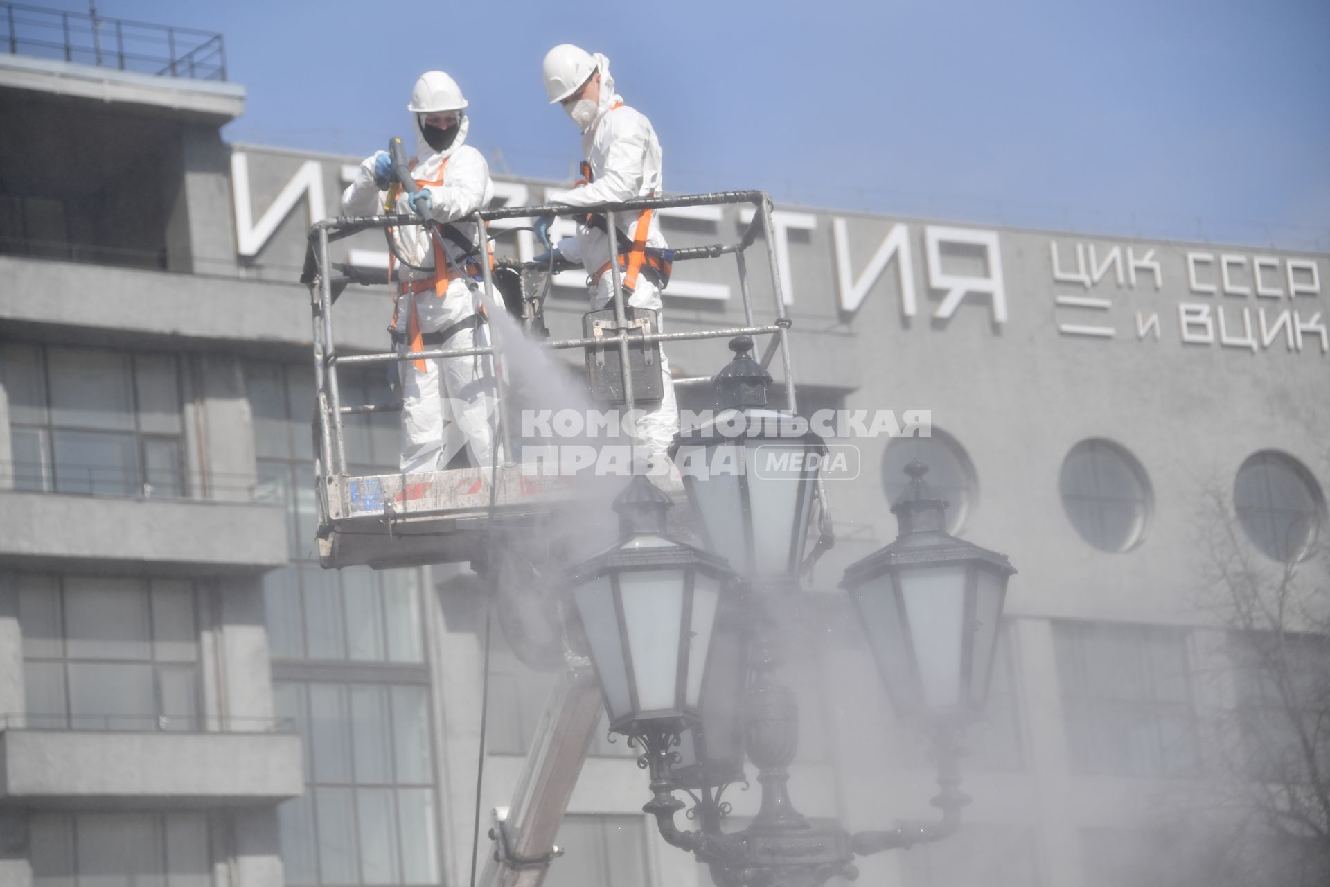 Москва. Сотрудник коммунальной службы во время промывки памятника Александру Пушкину на Пушкинской площади.