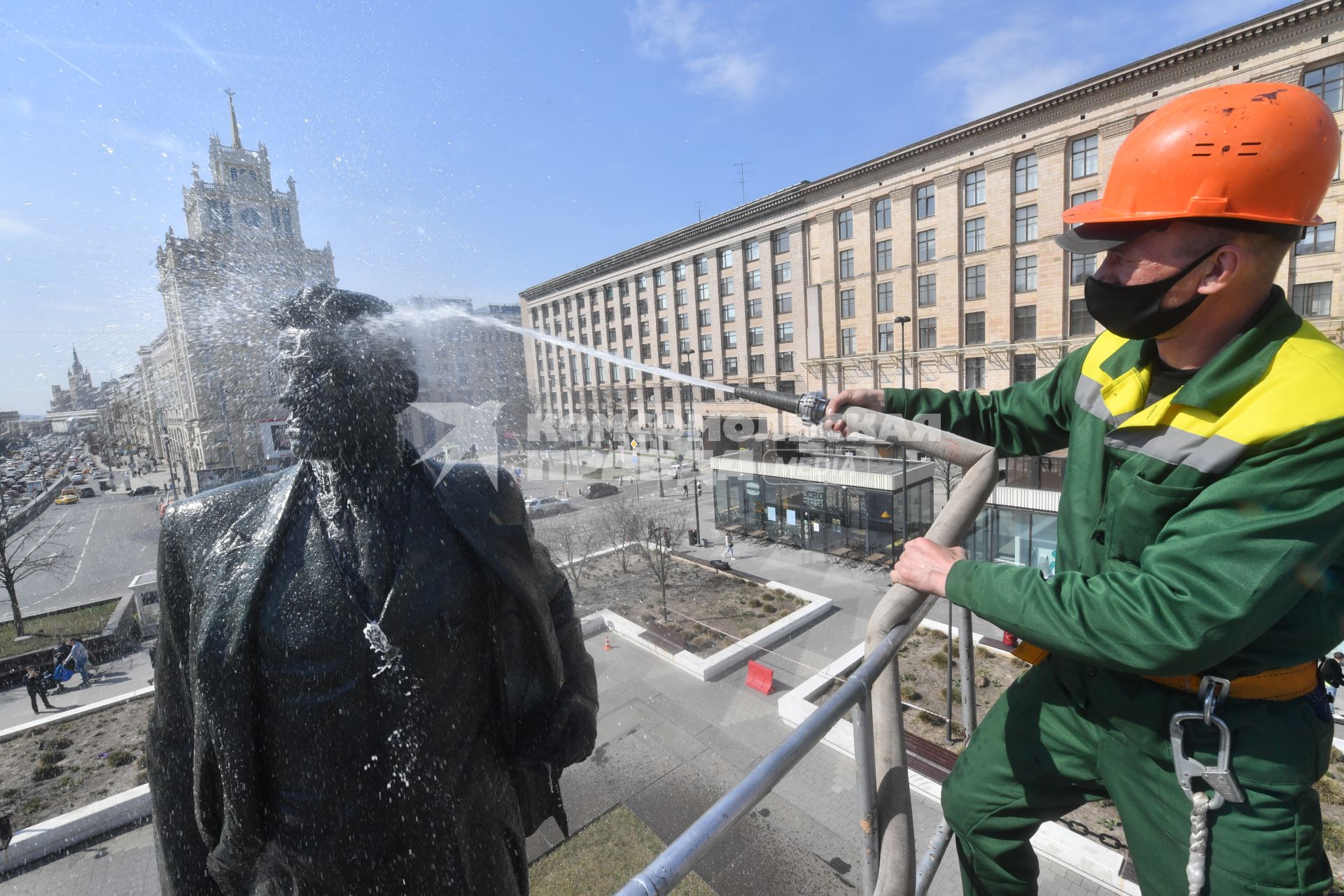 Москва. Сотрудник коммунальной службы во время промывки памятника Владимиру Маяковскому  на Триумфальнойй площади.