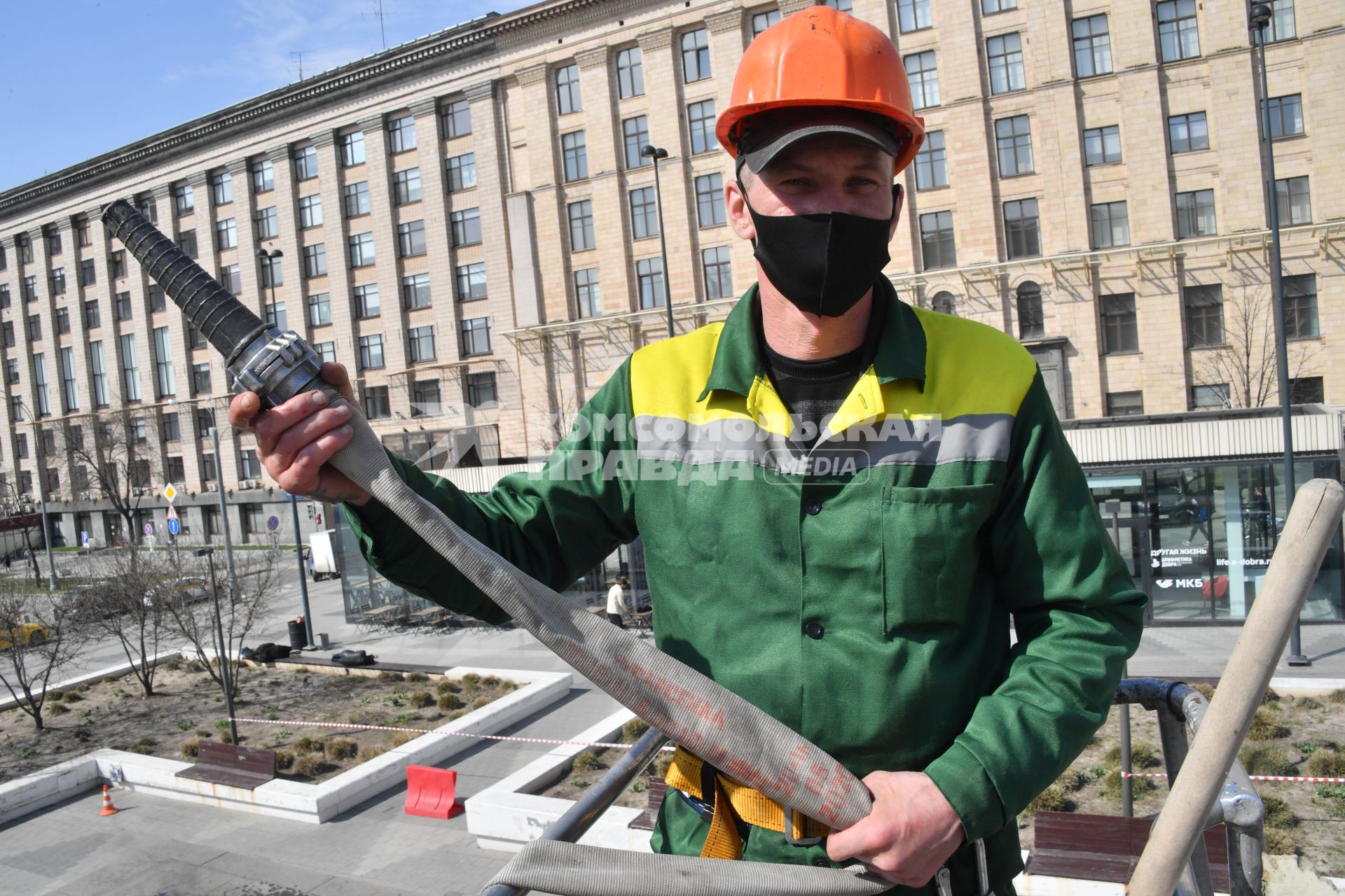 Москва. Сотрудник коммунальной службы во время промывки памятника Владимиру Маяковскому на на Триумфальнойй площади.