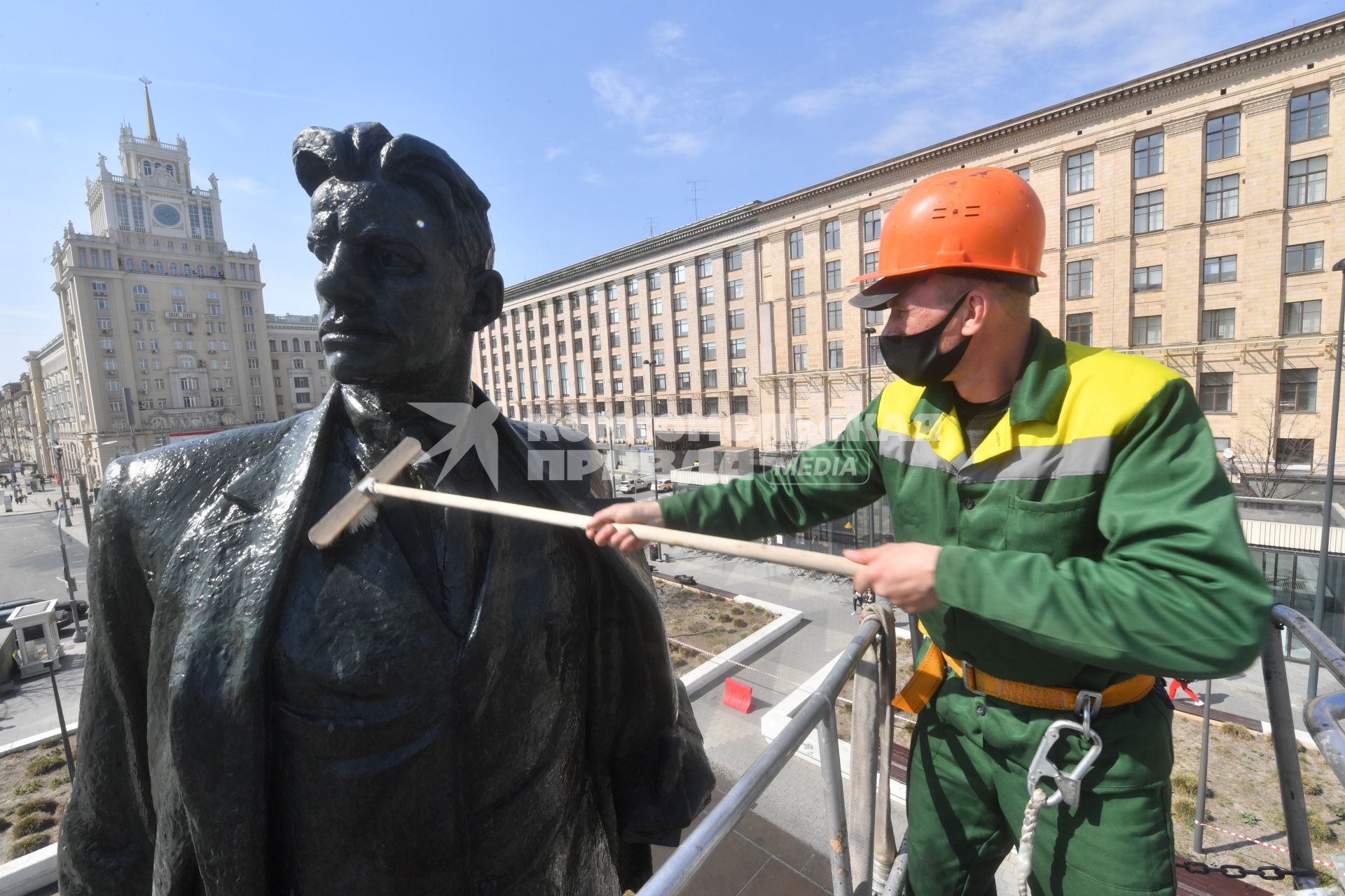 Москва. Сотрудник коммунальной службы во время промывки памятника Владимиру Маяковскому  на Триумфальнойй площади.