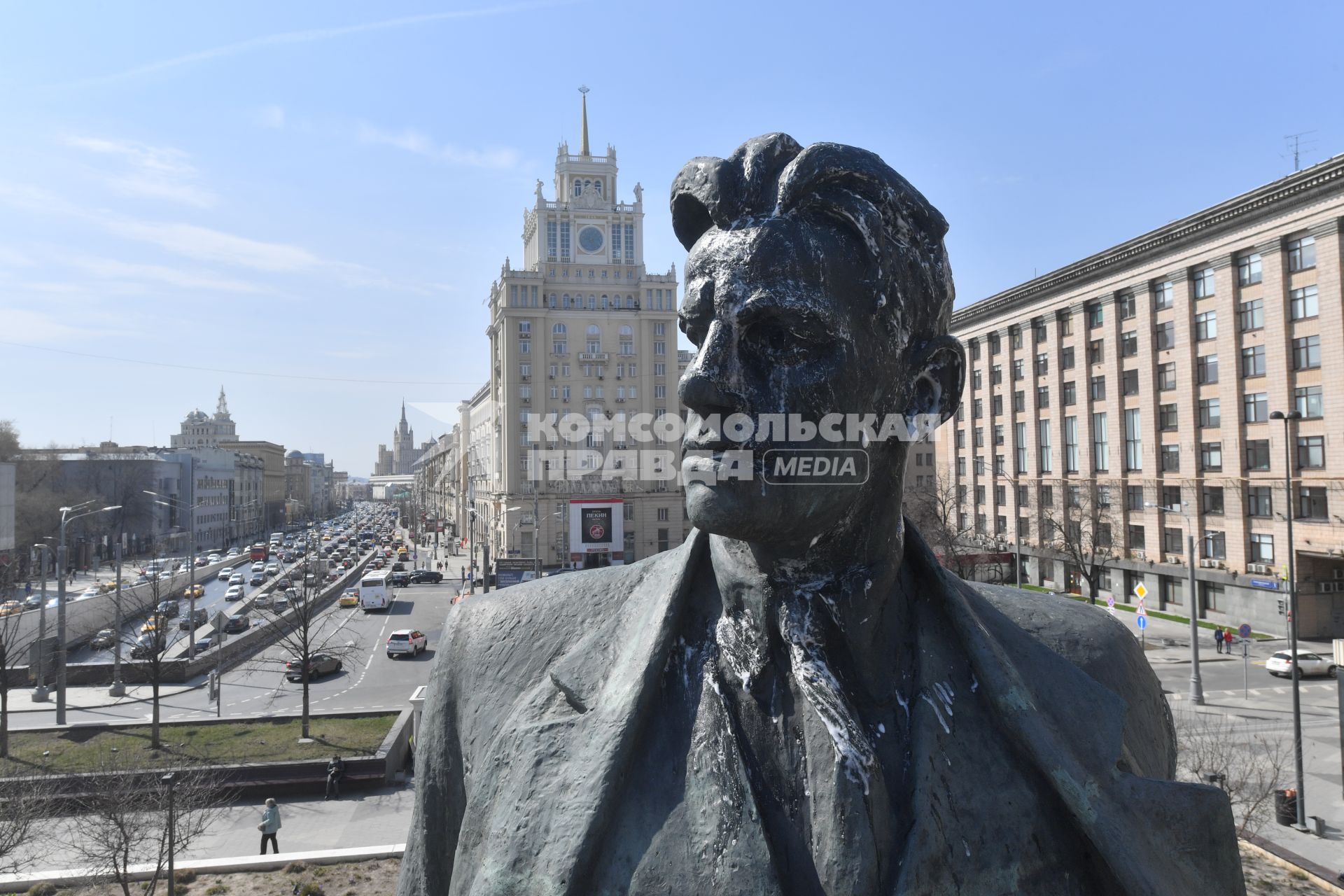 Москва. Сотрудник коммунальной службы во время промывки памятника Владимиру Маяковскому  на Триумфальнойй площади.