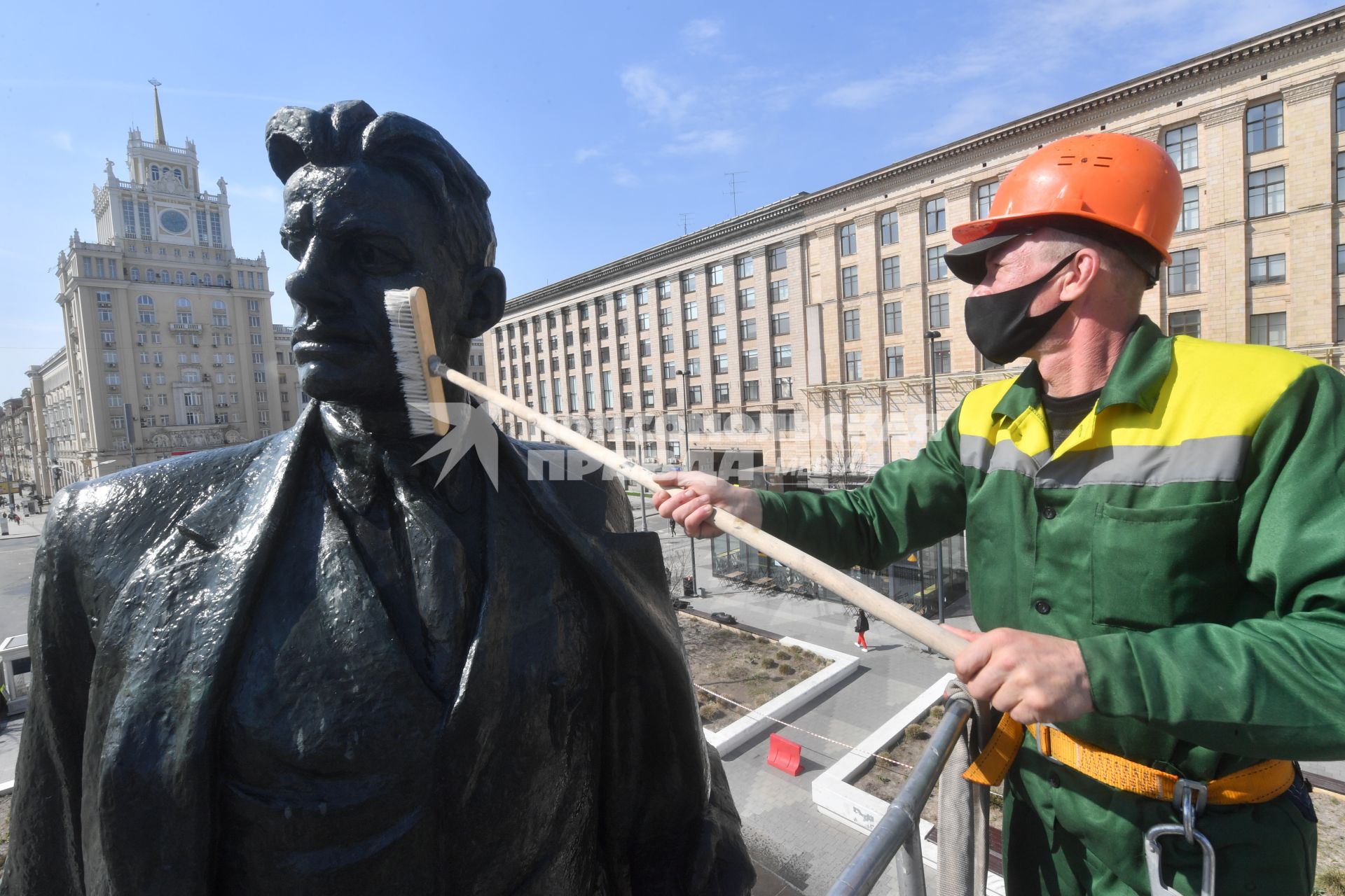 Москва. Сотрудник коммунальной службы во время промывки памятника Владимиру Маяковскому  на Триумфальнойй площади.