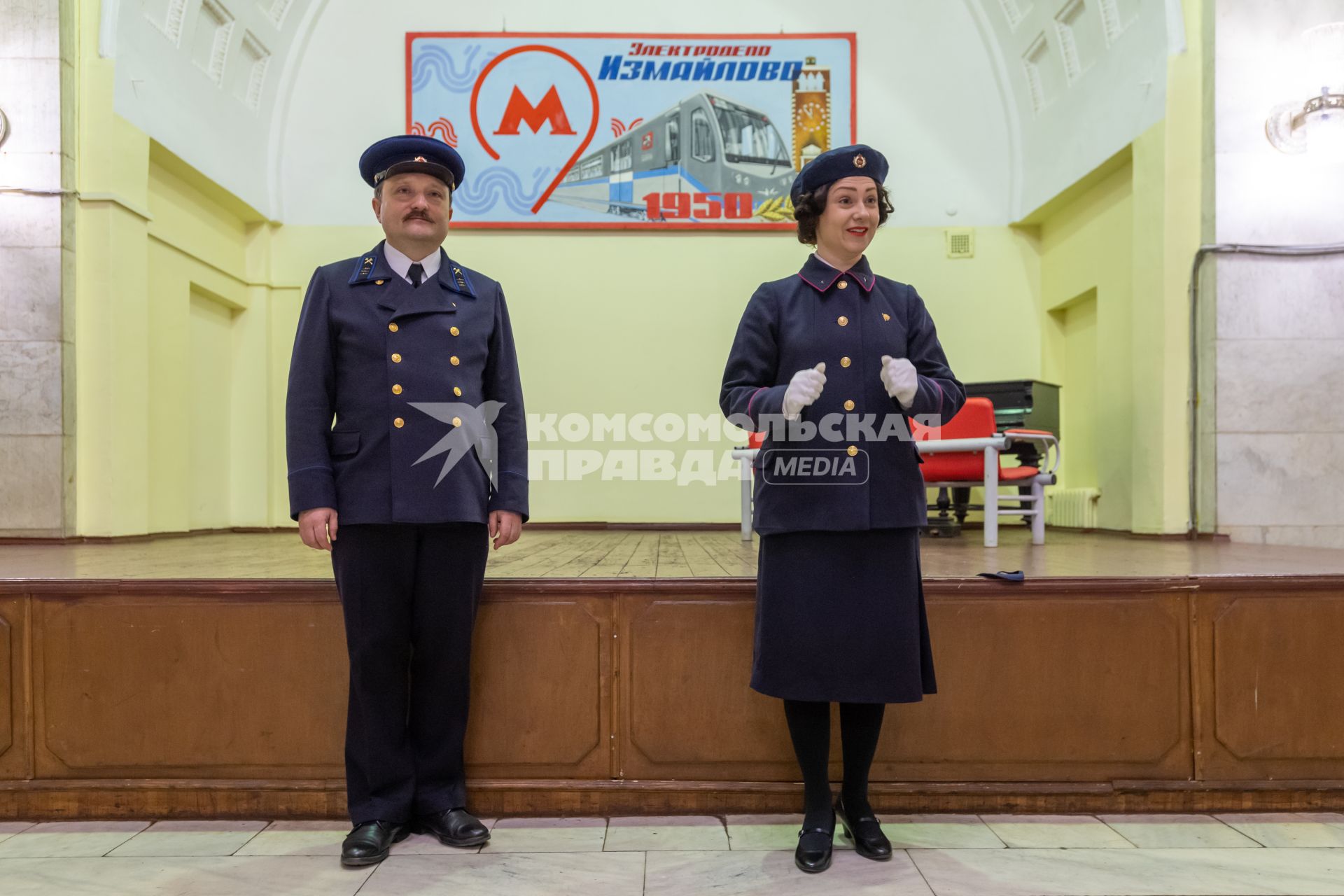 Москва. Сотрудники метро в форме старого образца 1935 года.