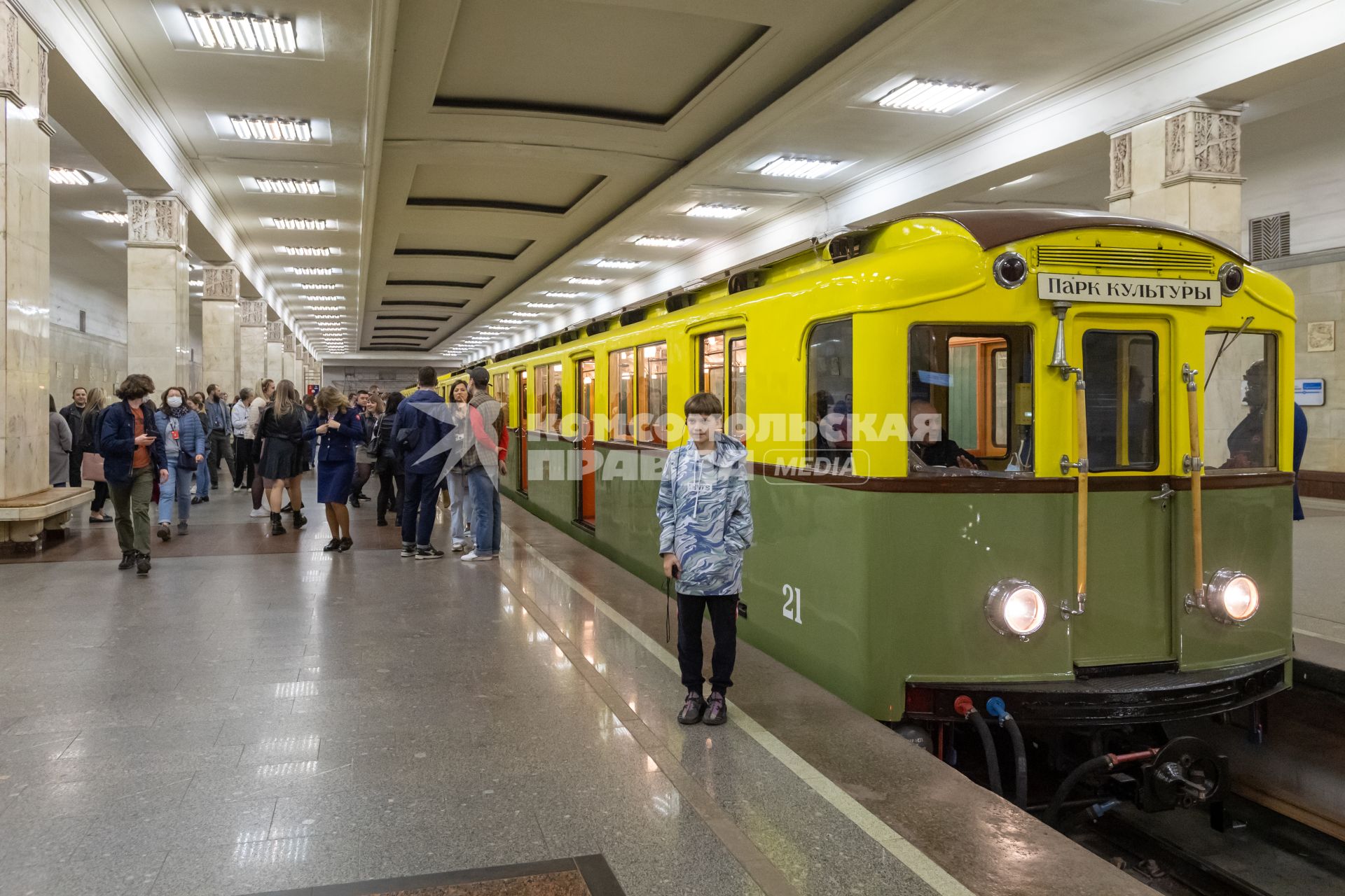 Москва. Пассажиры на ночной экскурсии в Московском метрополитене.
