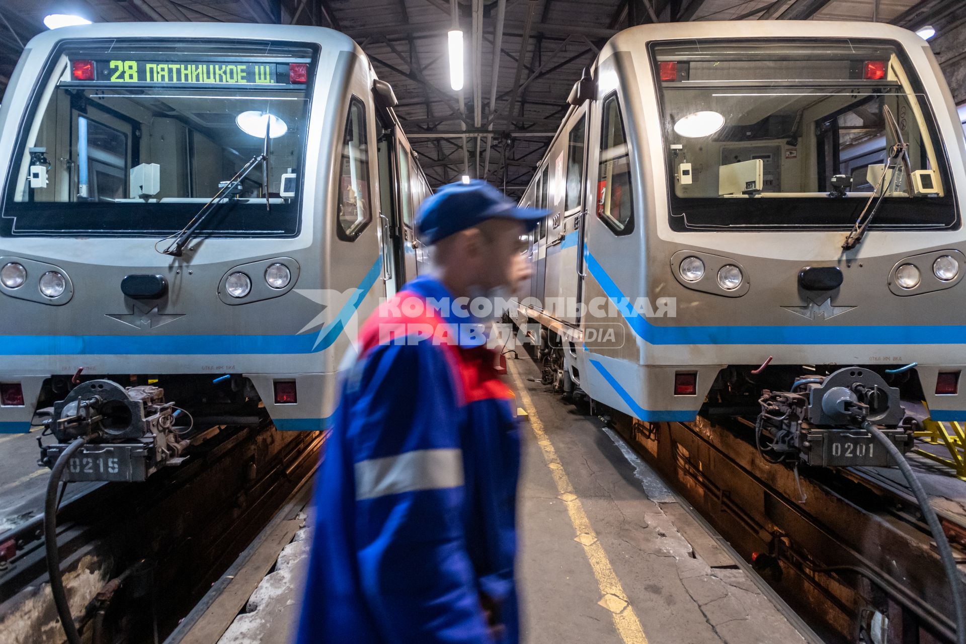 Москва. Сотрудники метрополитена проводят профилактический осмотр поездов.