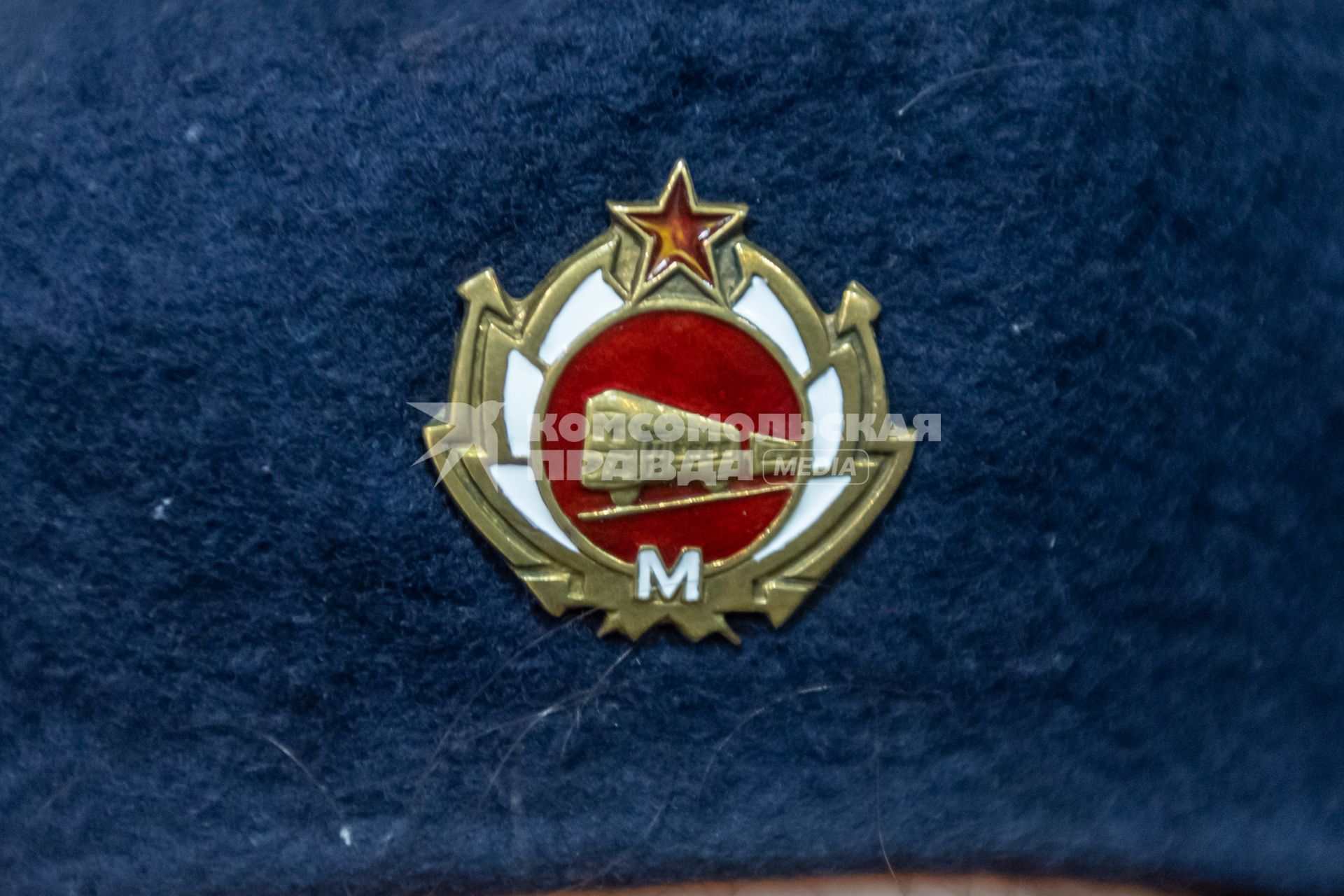 Москва. Эмблема Московского метрополитена старого образца.
