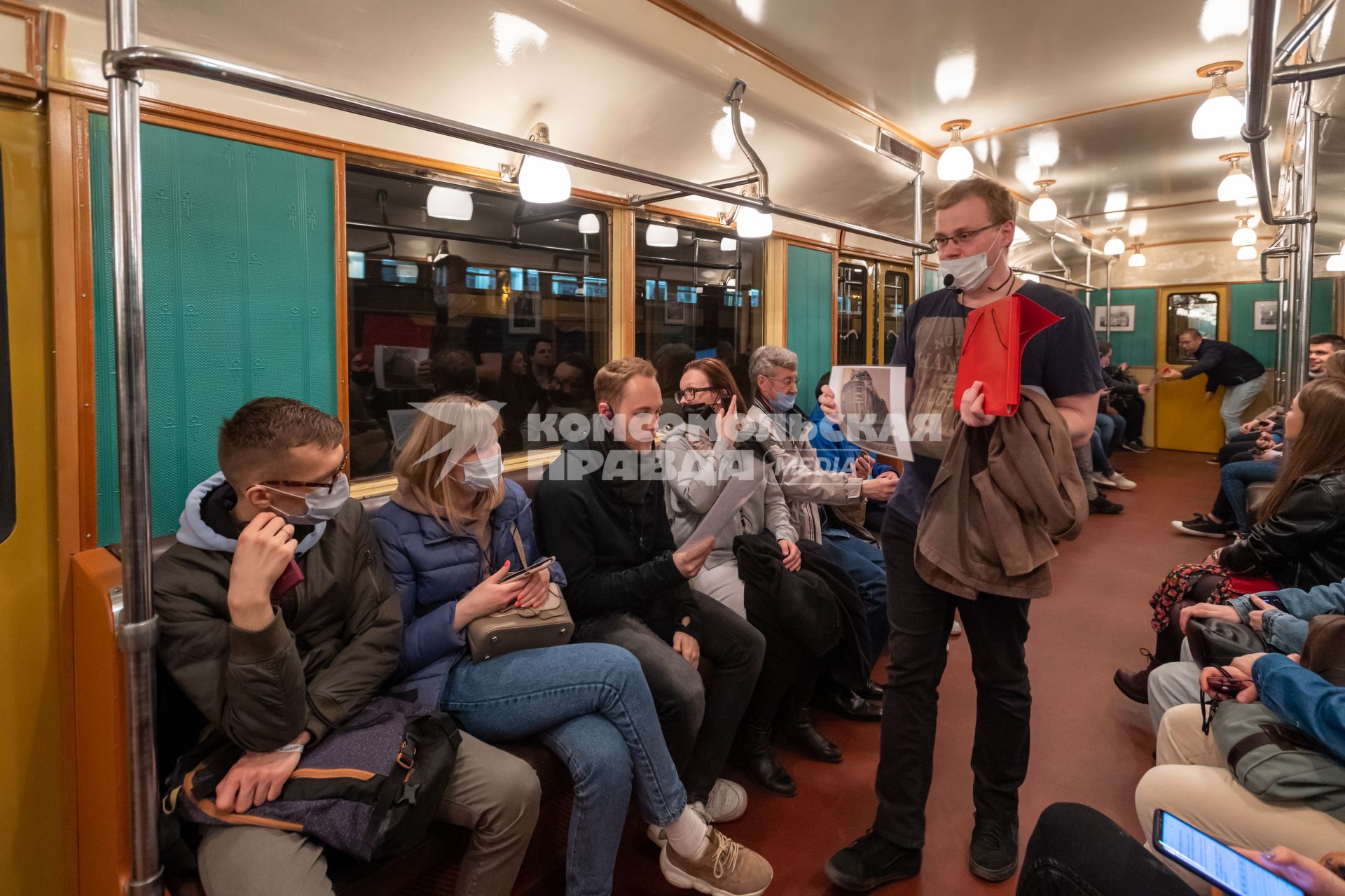 Москва. Пассажиры в реторо- вагоне  во время ночной экскурсии в Московском метрополитене.
