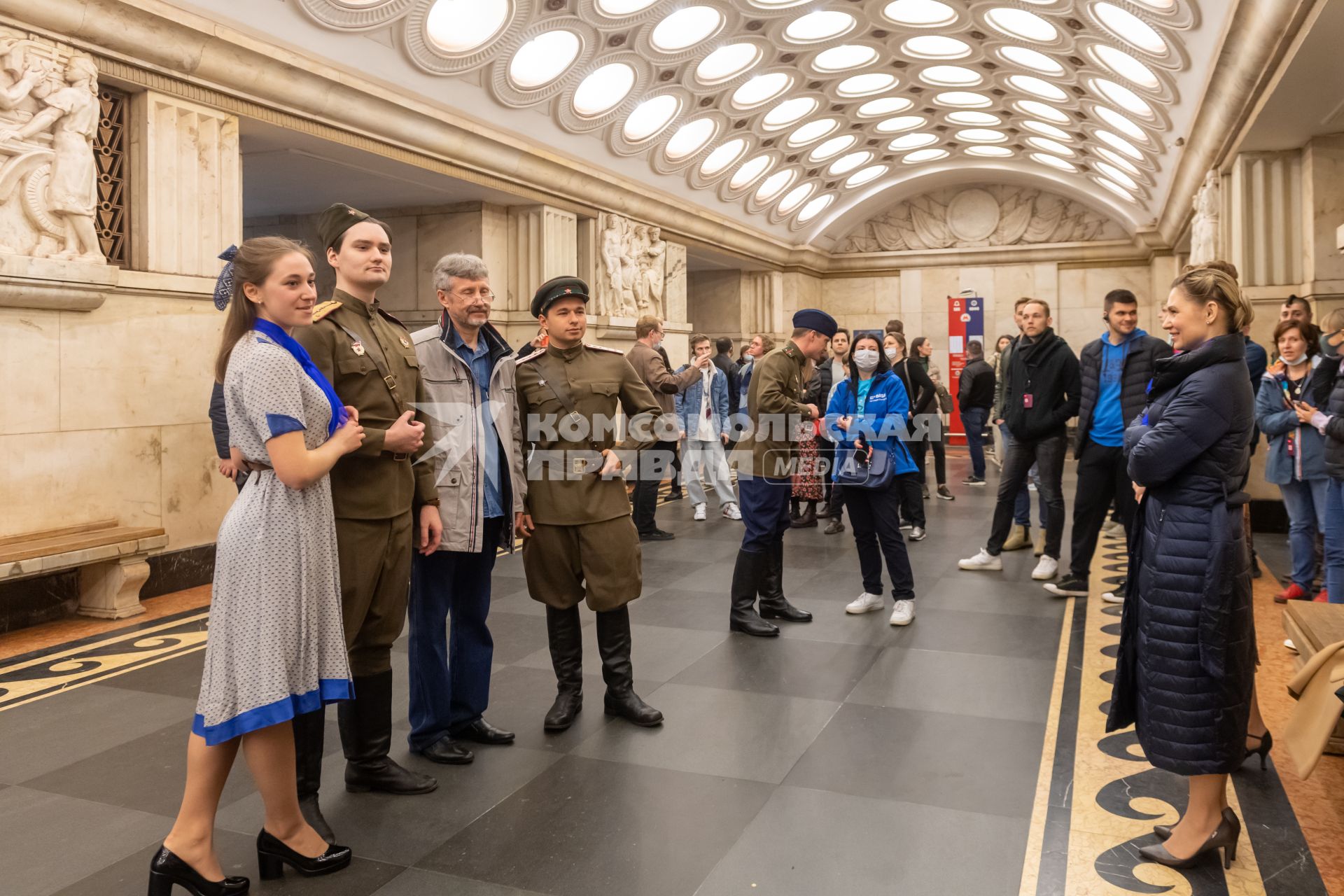 Москва. Пассажиры на ночной экскурсии в Московском метрополитене.