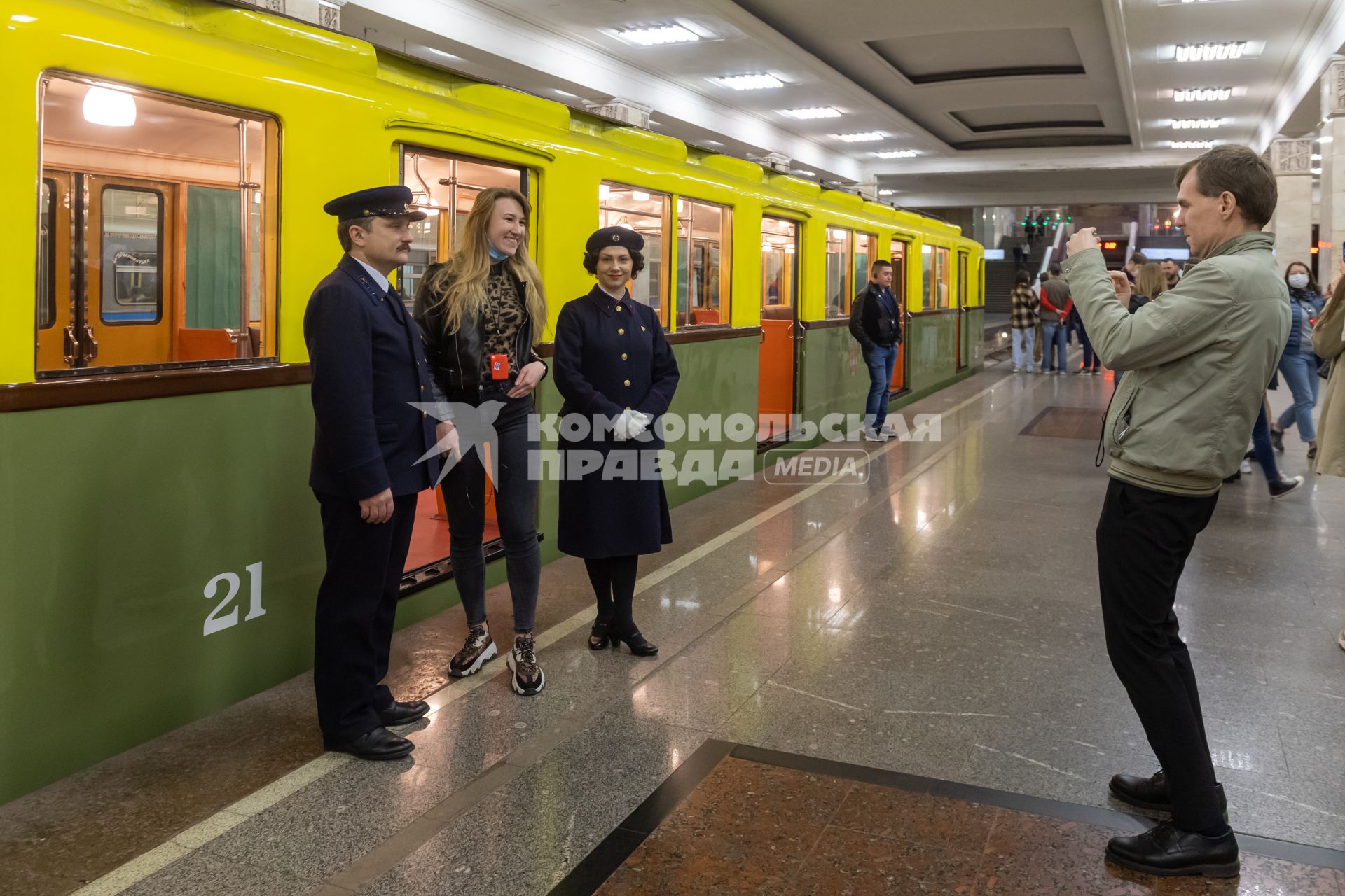 Москва. Пассажиры на ночной экскурсии в Московском метрополитене.