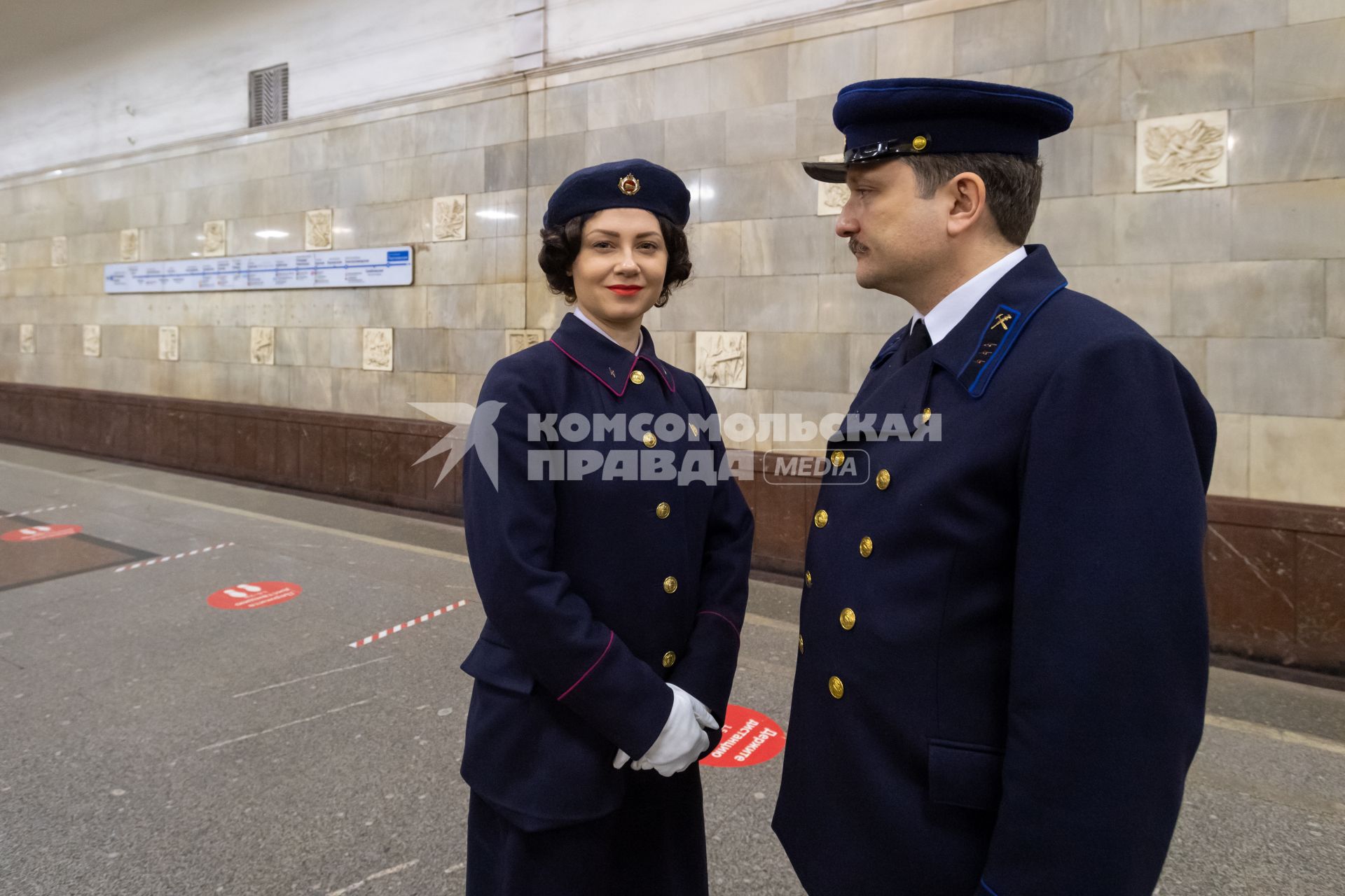Москва. Сотрудники метро в форме старого образца 1935 года.