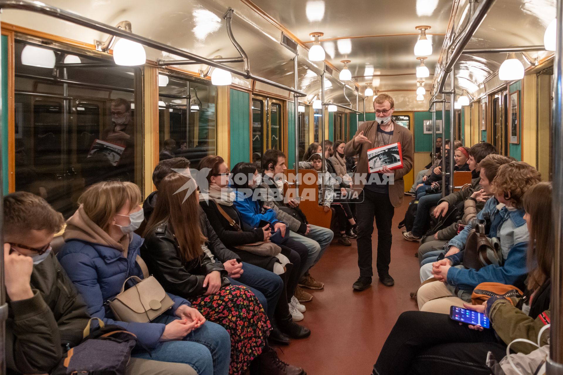 Москва. Пассажиры в реторо - вагоне  во время ночной экскурсии в Московском метрополитене.