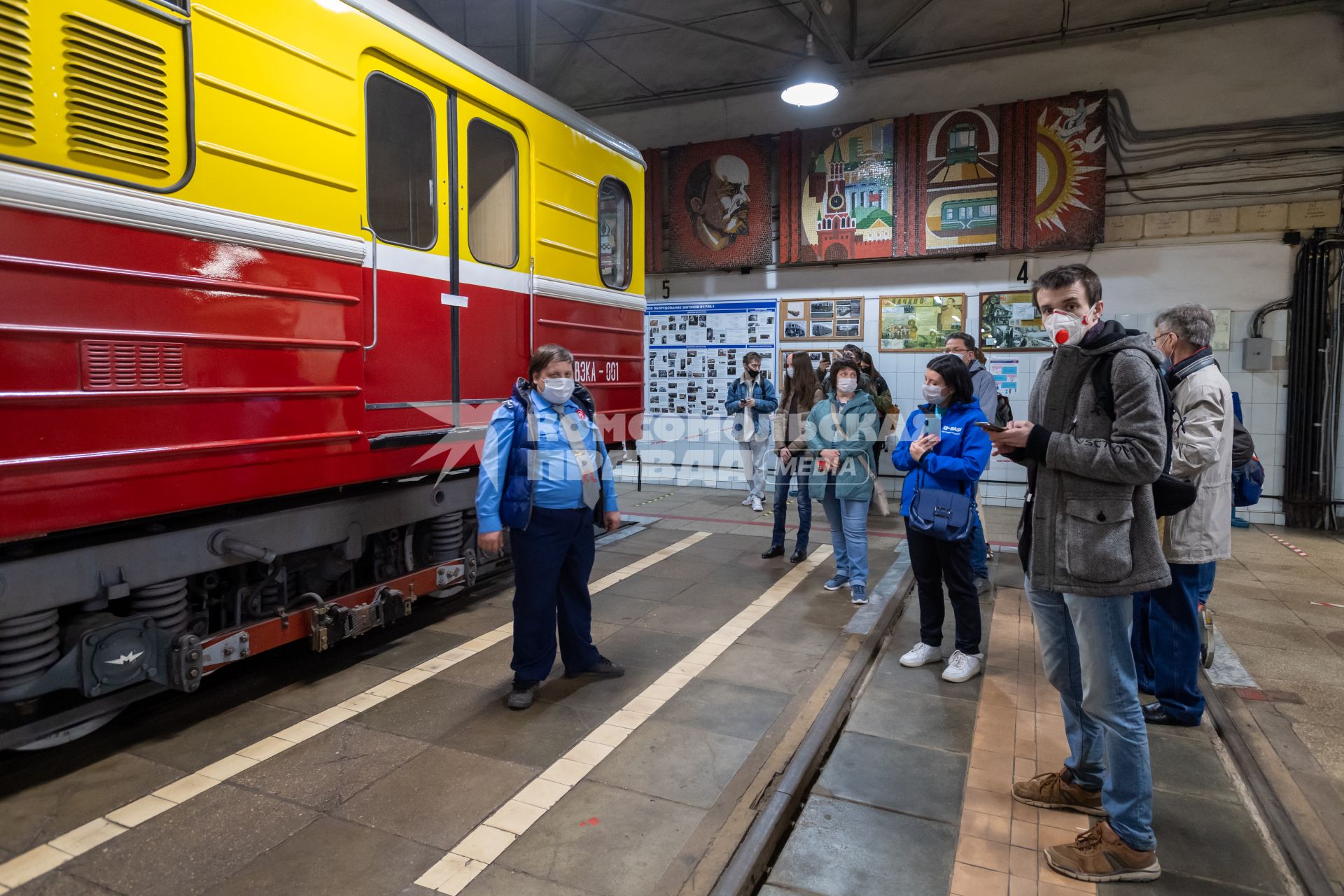 Москва. Пассажиры на ночной экскурсии в Московском метрополитене.