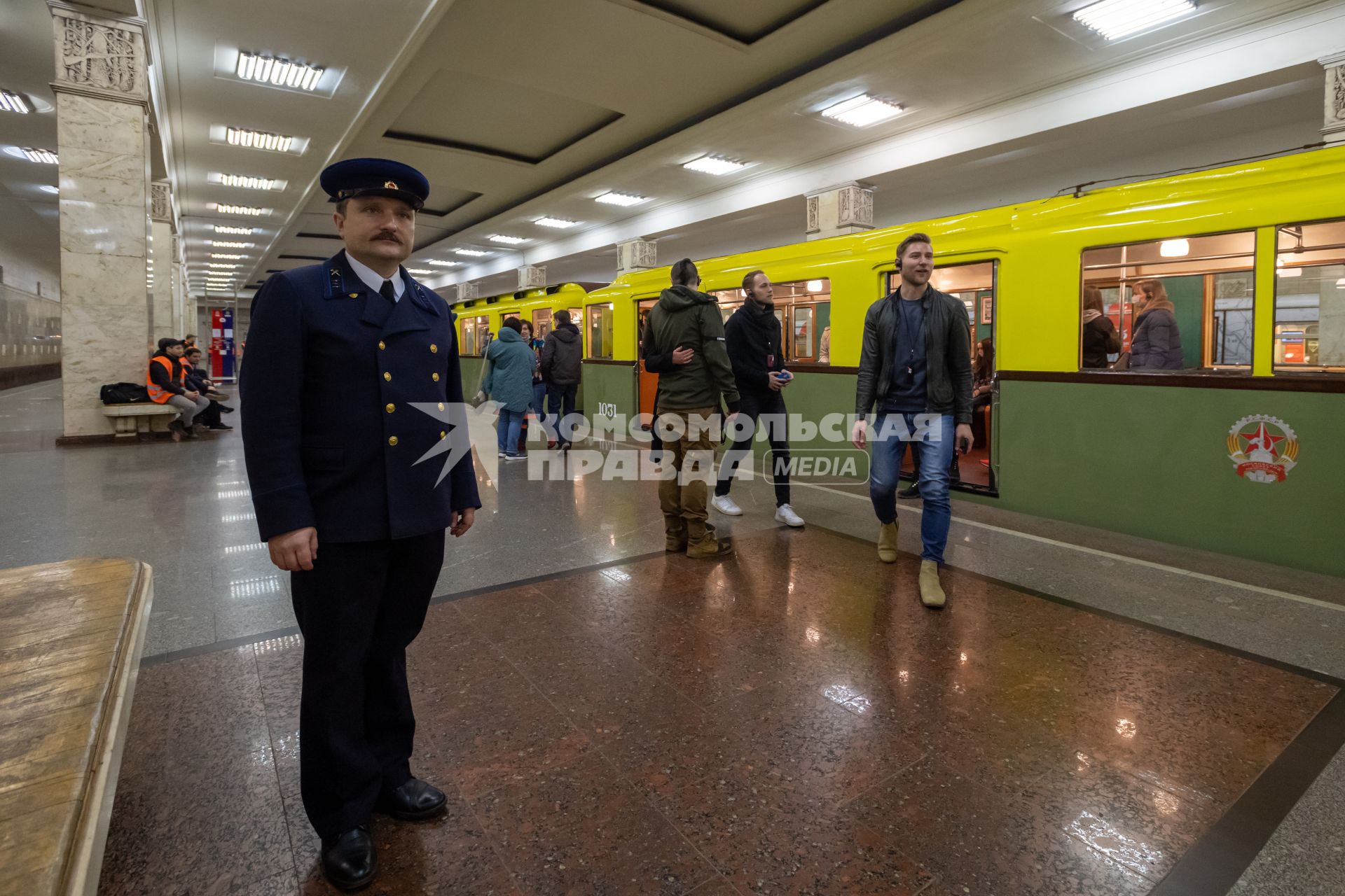 Москва. Пассажиры на ночной экскурсии в Московском метрополитене.