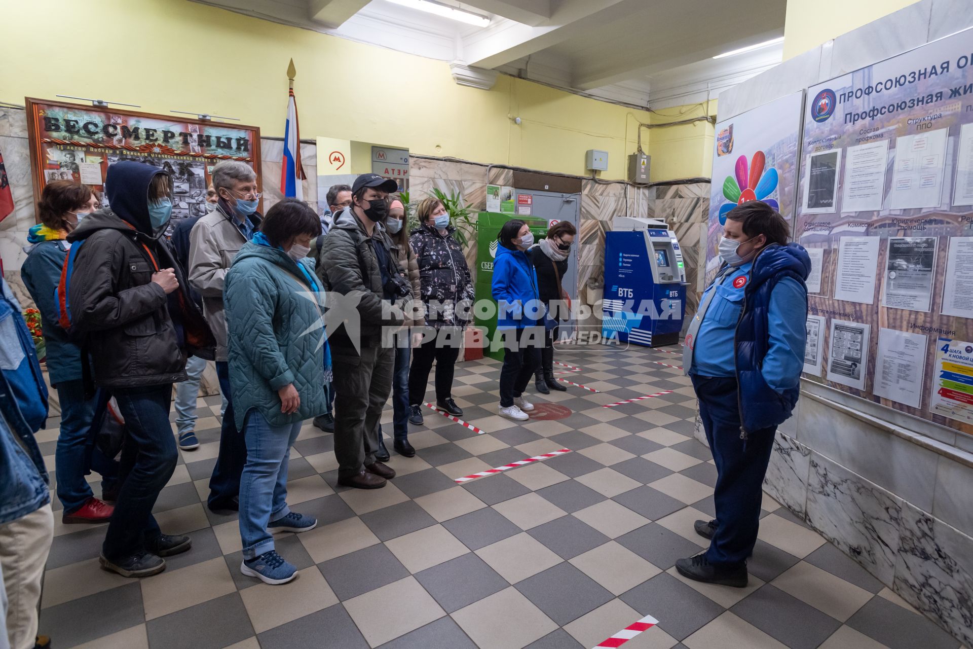 Москва. Пассажиры на ночной экскурсии в Московском метрополитене.