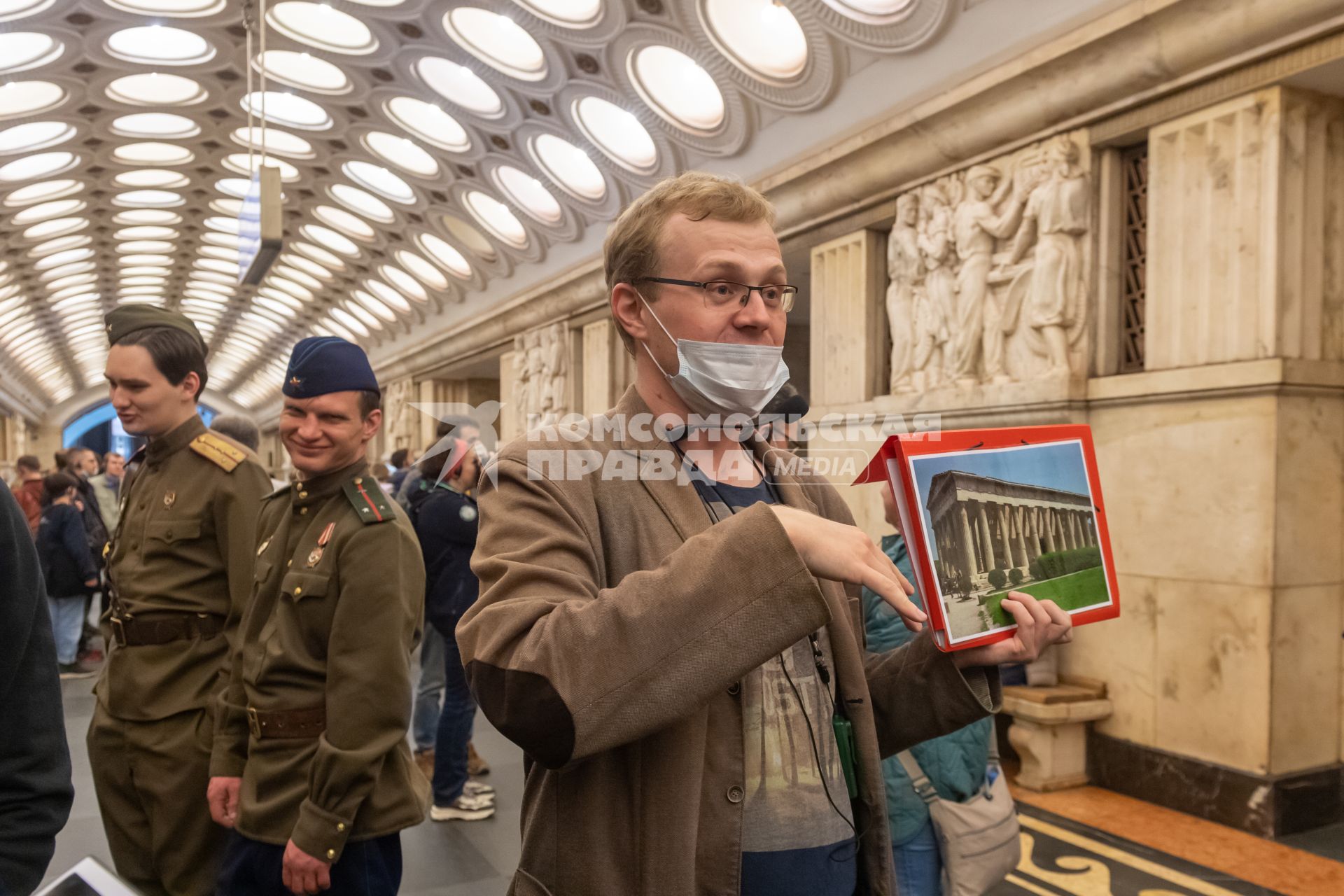 Москва. Пассажиры на ночной экскурсии в Московском метрополитене.