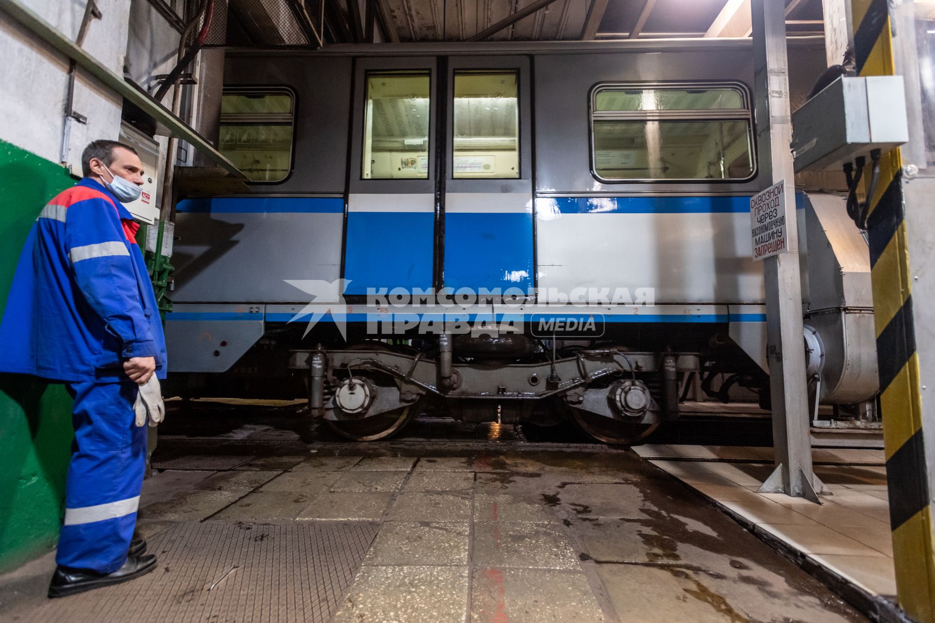 Москва. Сотрудники метрополитена проводят профилактический осмотр поездов.
