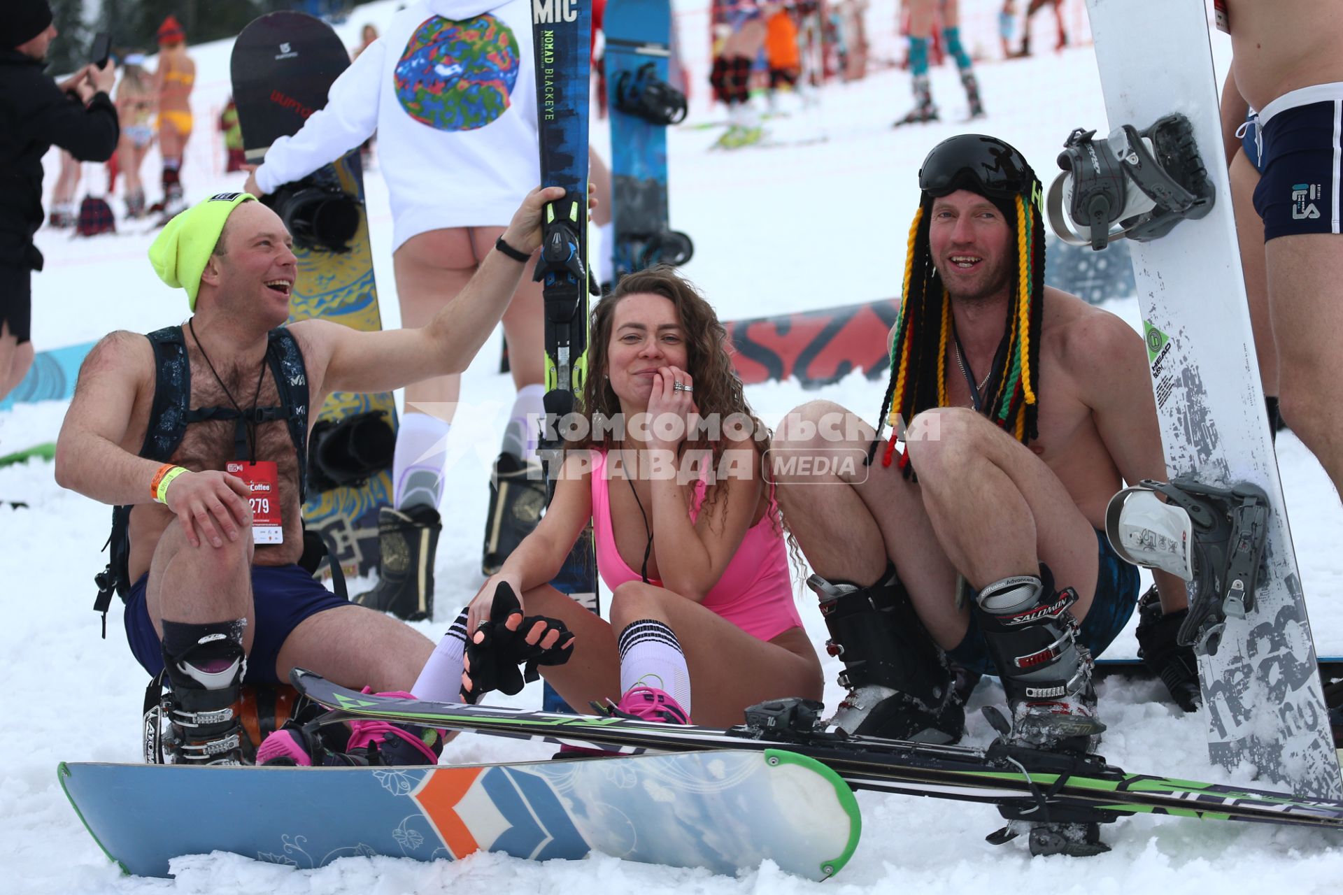 Кемеровская область. Участники спуска в купальниках во время фестиваля Grelka Fest-2021 на горнолыжном курорте `Шерегеш`.