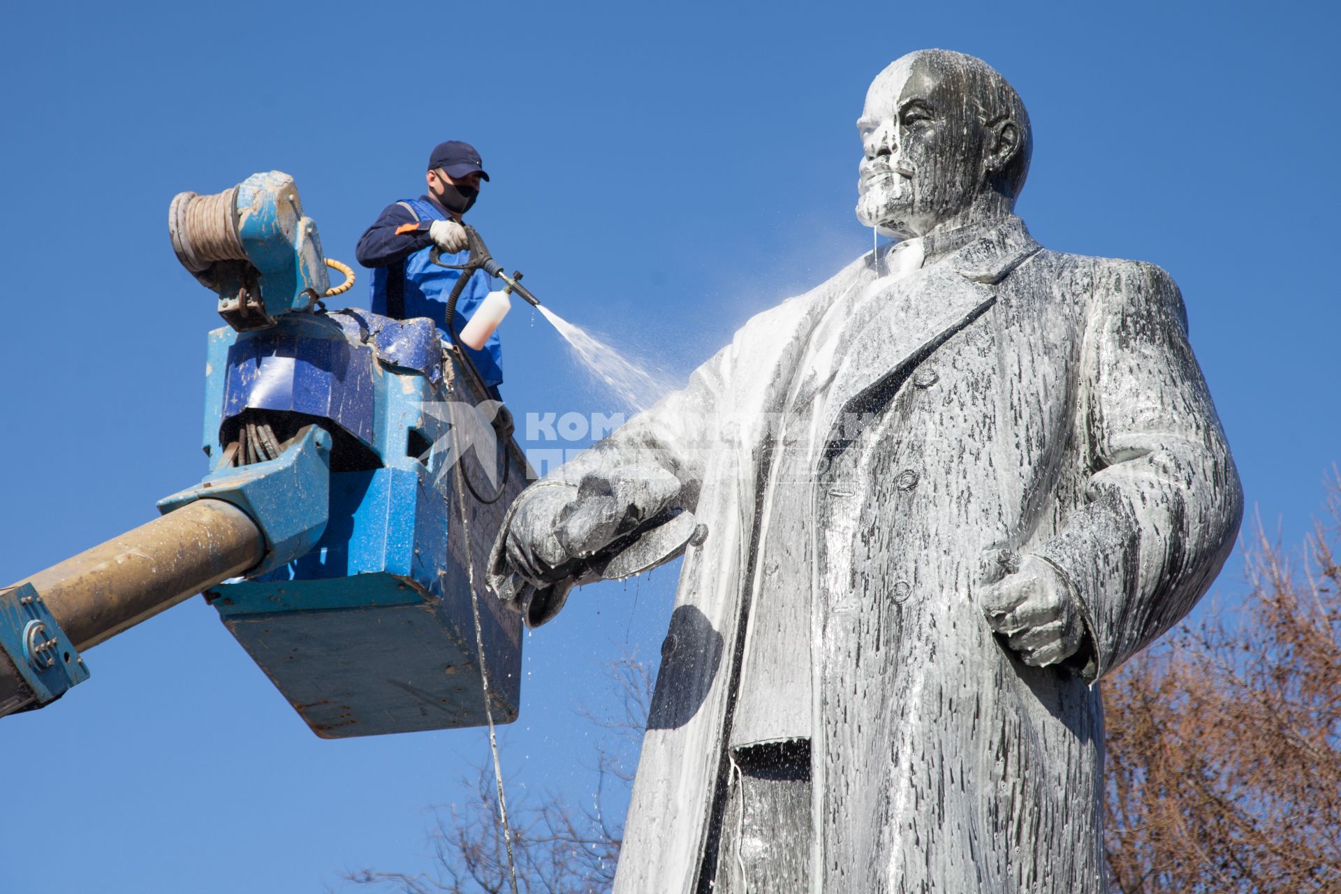 Пермь. Сотрудник коммунальной службы во время помывки  памятника В.И. Ленину  в Театральном сквере.