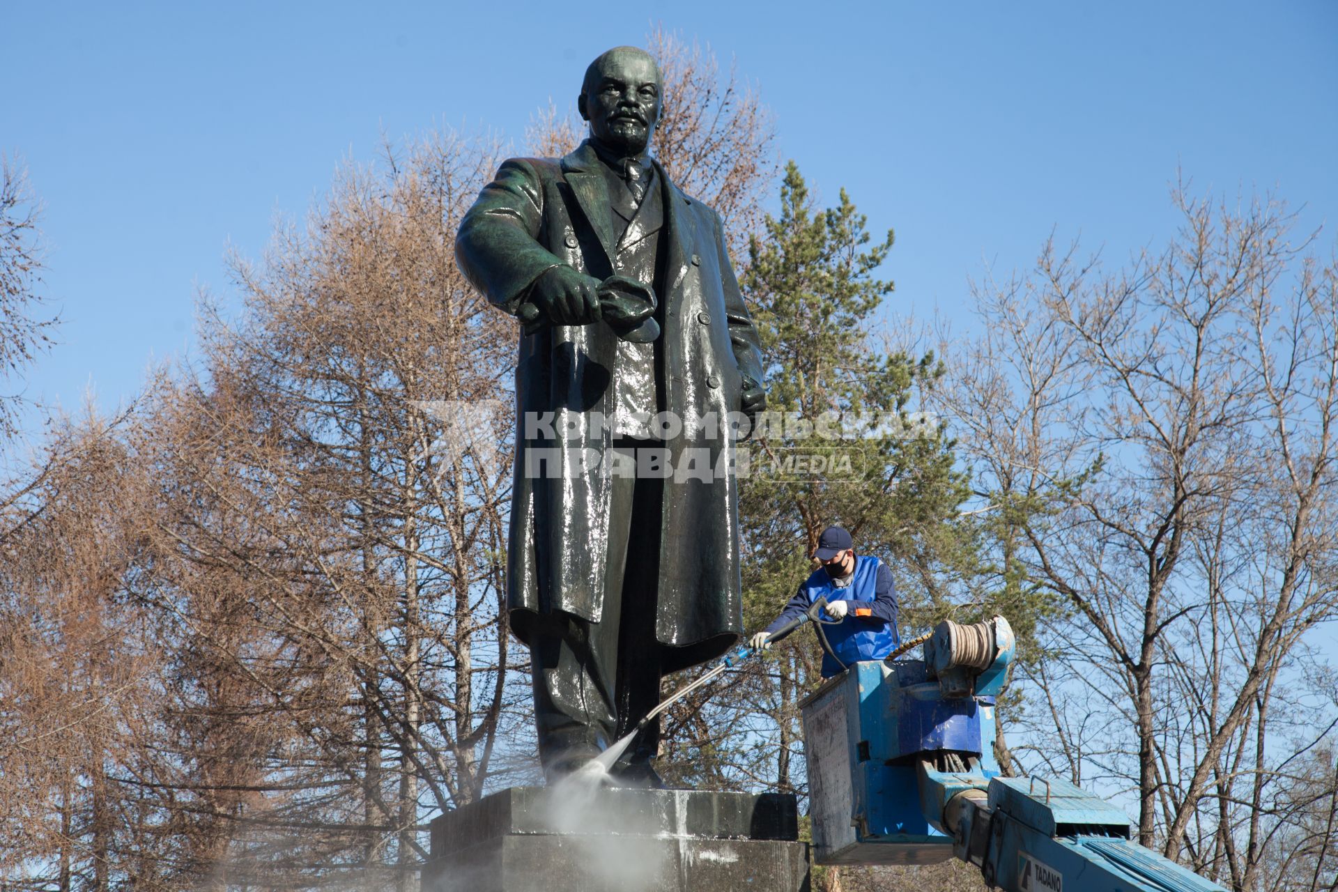 Пермь. Сотрудник коммунальной службы во время помывки  памятника В.И. Ленину  в Театральном сквере.