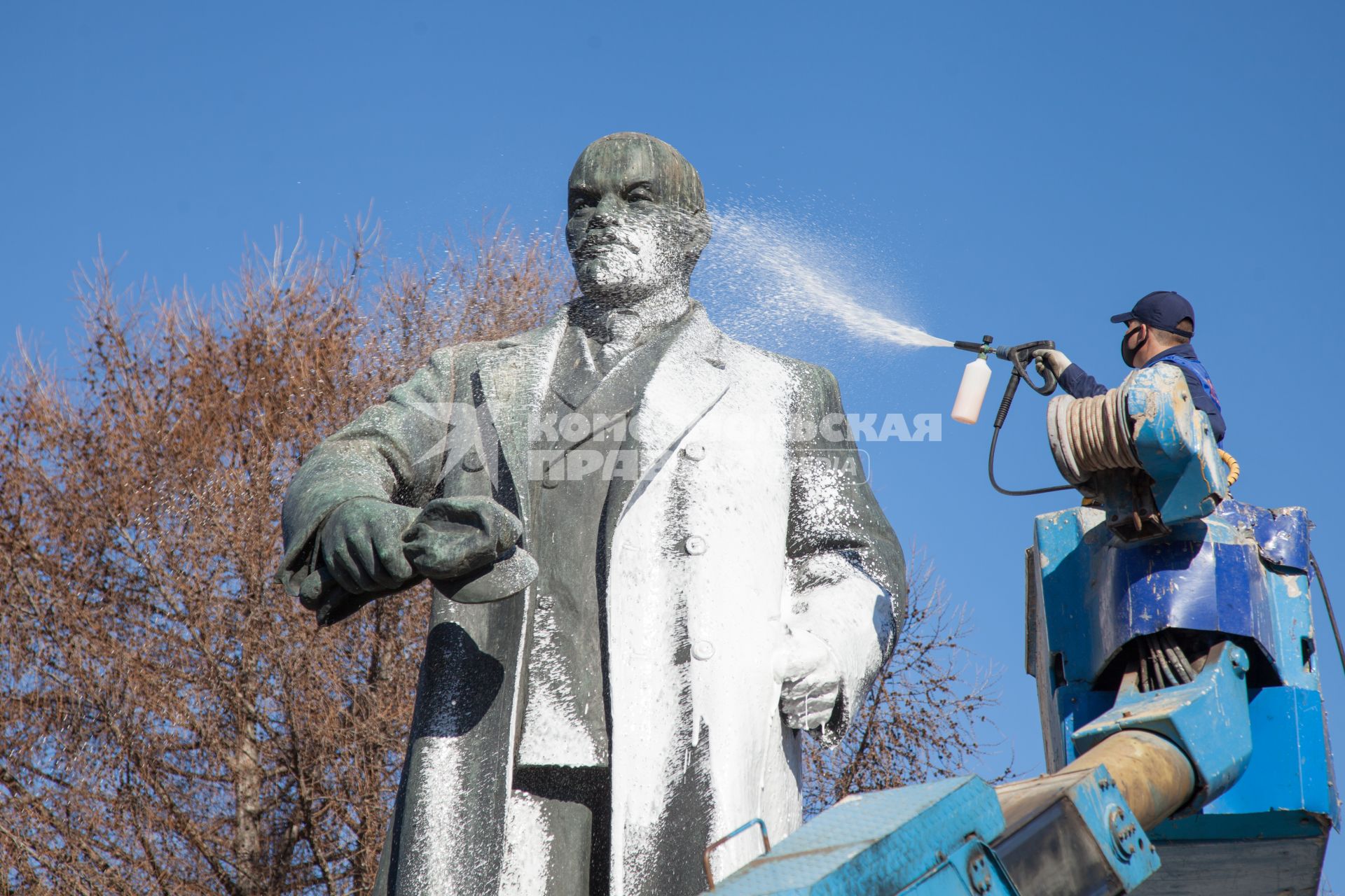 Пермь. Сотрудник коммунальной службы во время помывки  памятника В.И. Ленину  в Театральном сквере.