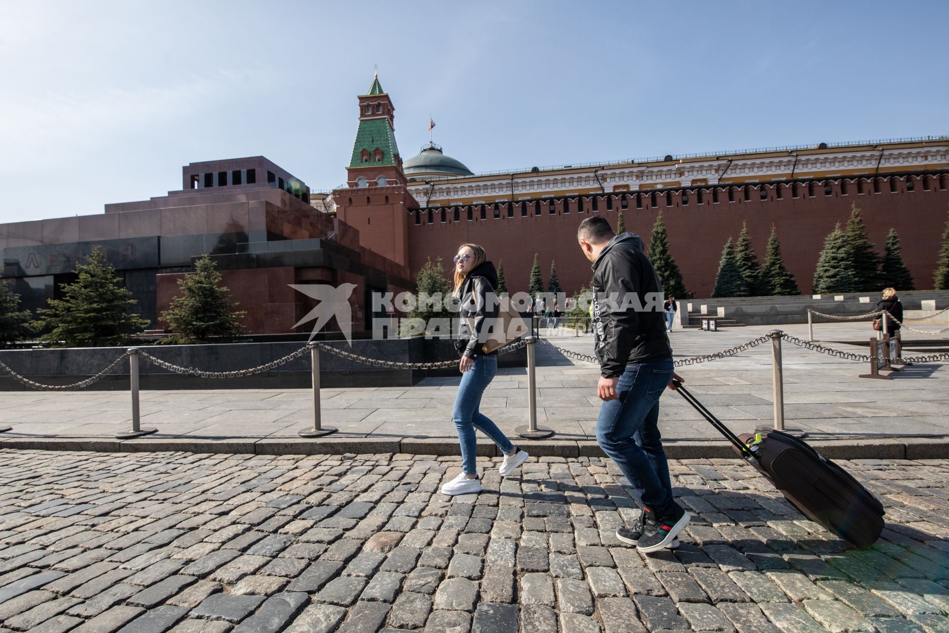 Москва. Молодые люди на Красной площади.