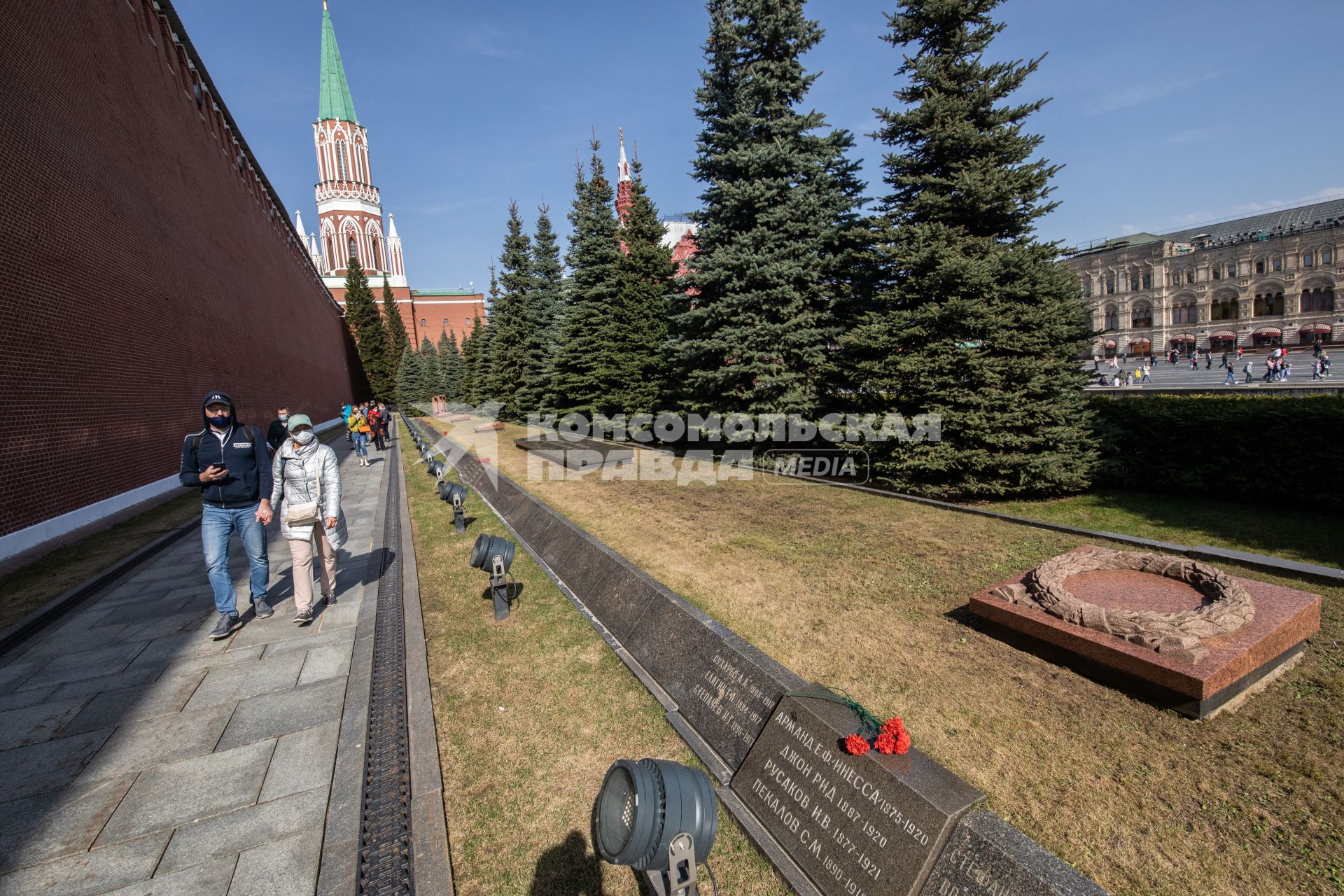 Москва. Туристы во время осмотра некрополя у Кремлевской стены на Красной площади.