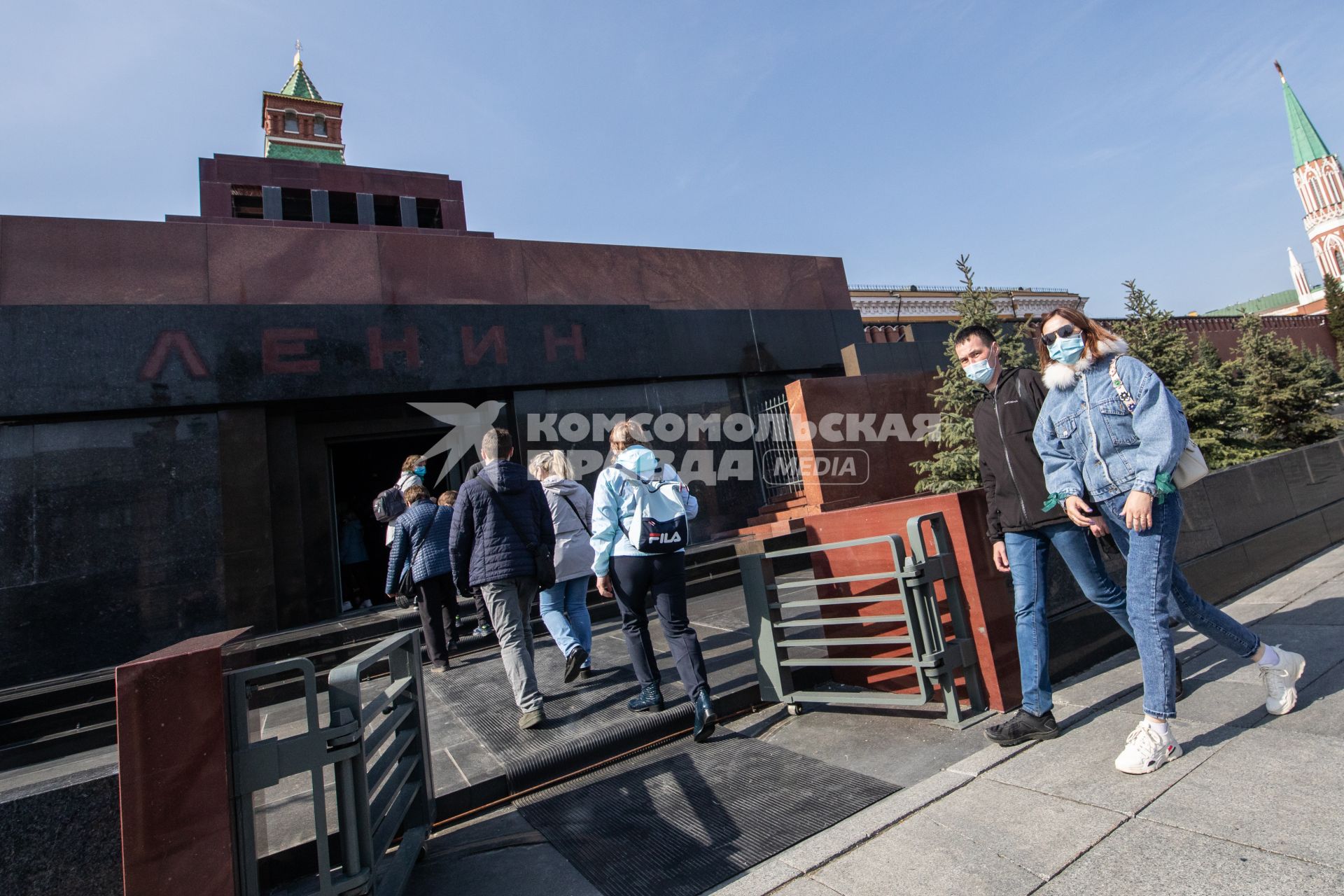 Москва. Люди заходят в мавзолей В. И. Ленина на Красной площади.