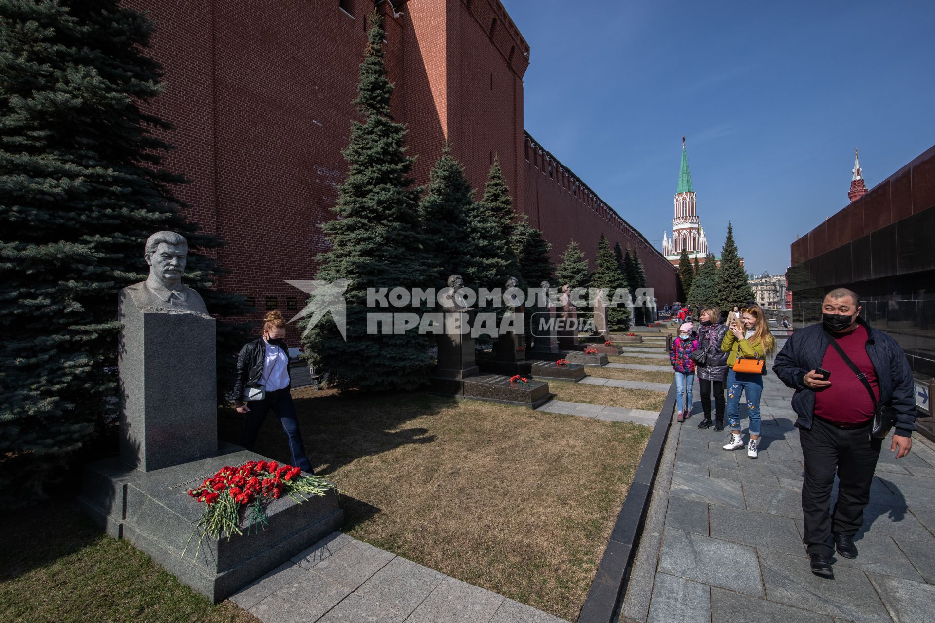 Москва. Памятник Иосифу Виссарионовичу Сталину на месте его захоронения у Кремлевской стены.