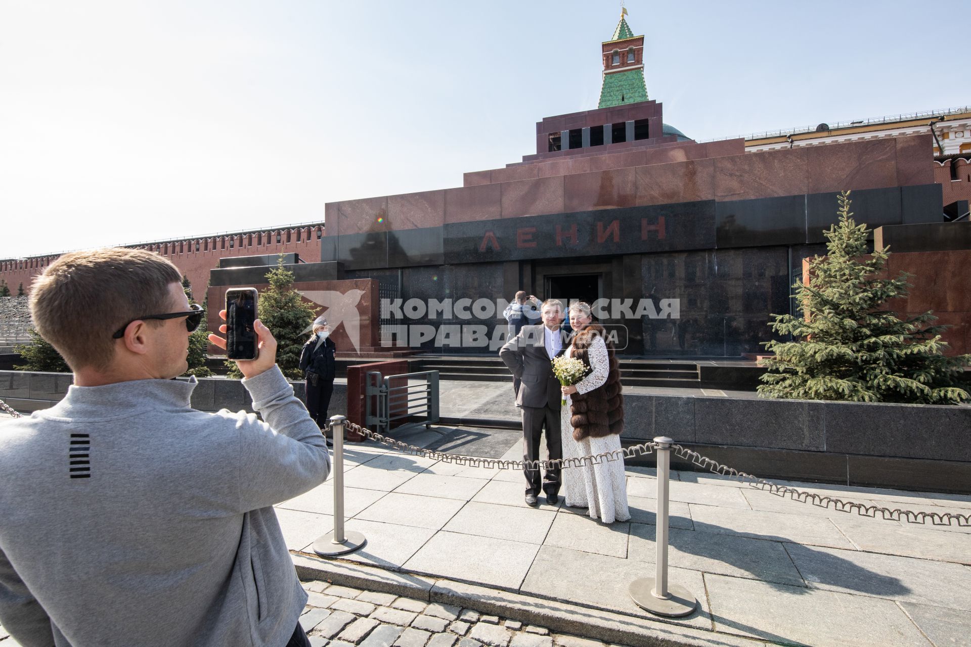 Москва. Молодожены у мавзолея В.И. Ленина на Красной площади.