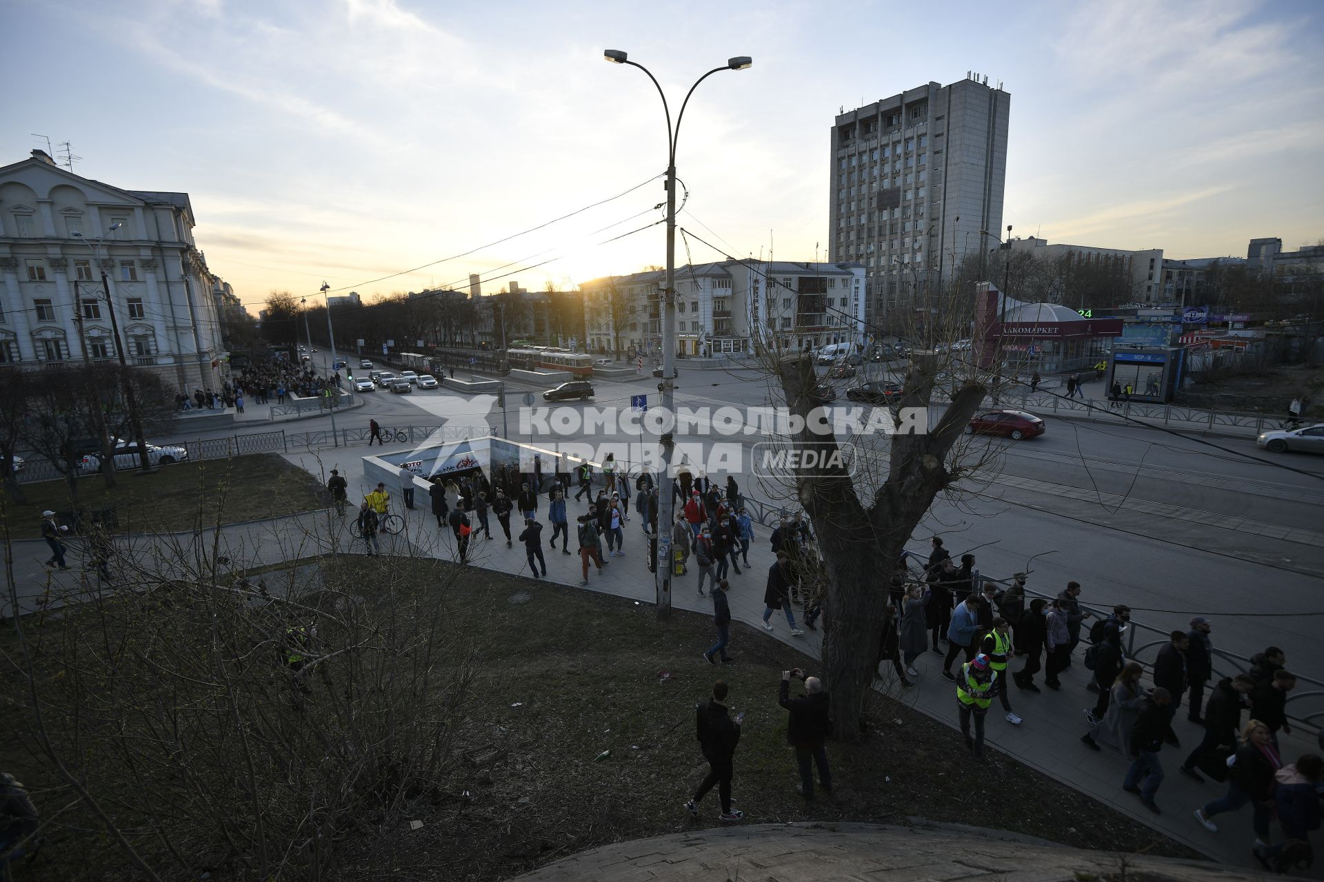 Екатеринбург. Участники несогласованной акции сторонников оппозиционера Алексея Навального во время шествия по городу