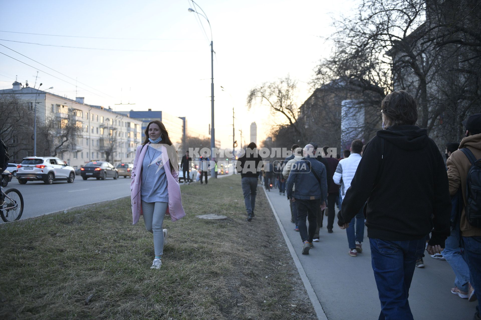 Екатеринбург. Участники несогласованной акции сторонников оппозиционера Алексея Навального во время шествия по городу